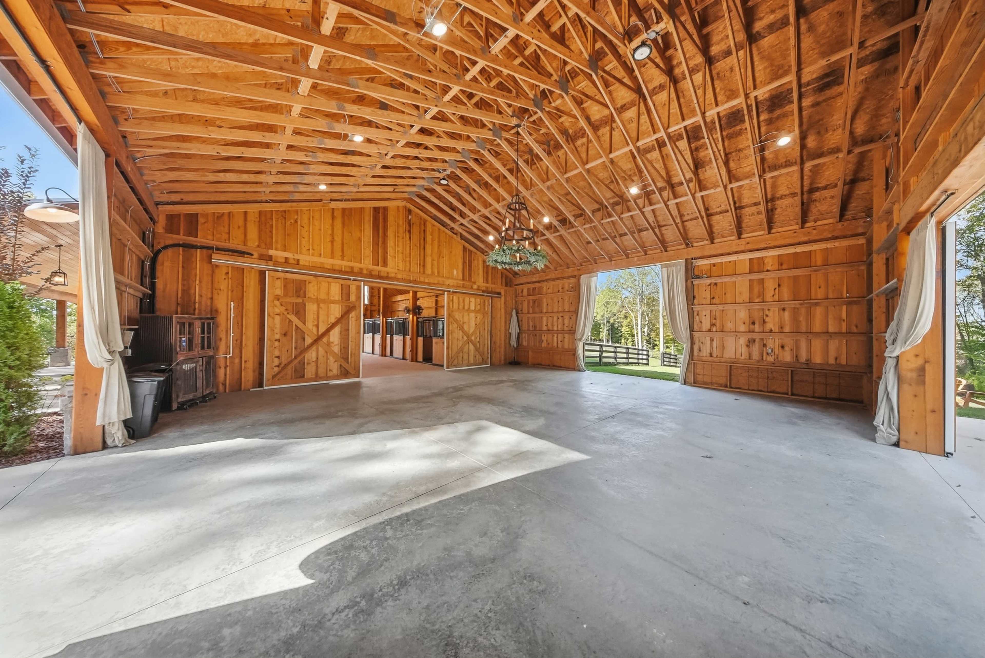 Rustic Luxury Horse Barn & 22-Acre Pasture in Franklin Image in Bellevue, Franklin, TN