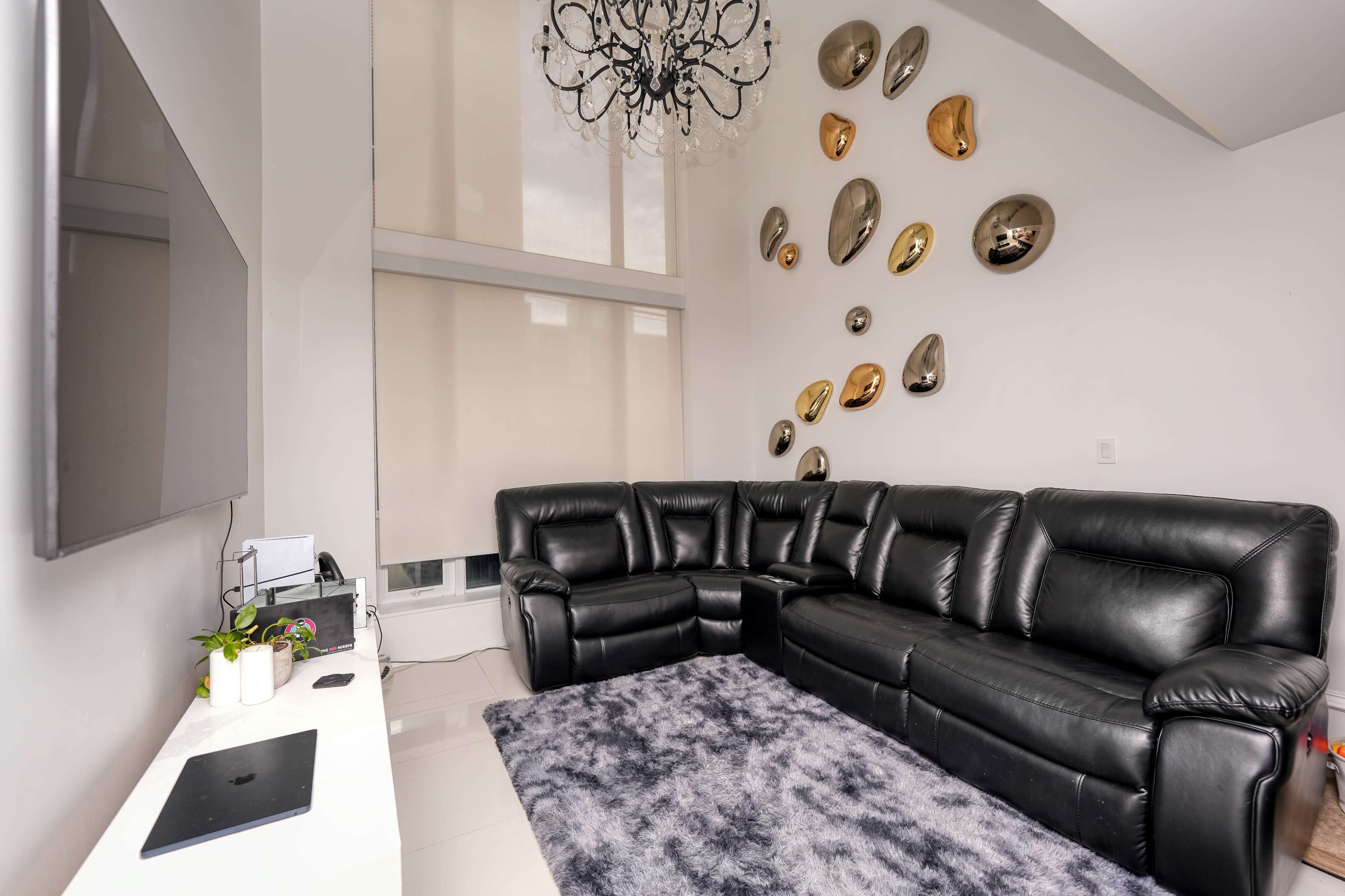 Elegant two level retreat with hot tub  views Image in Central Vancouver, vancouver, BC