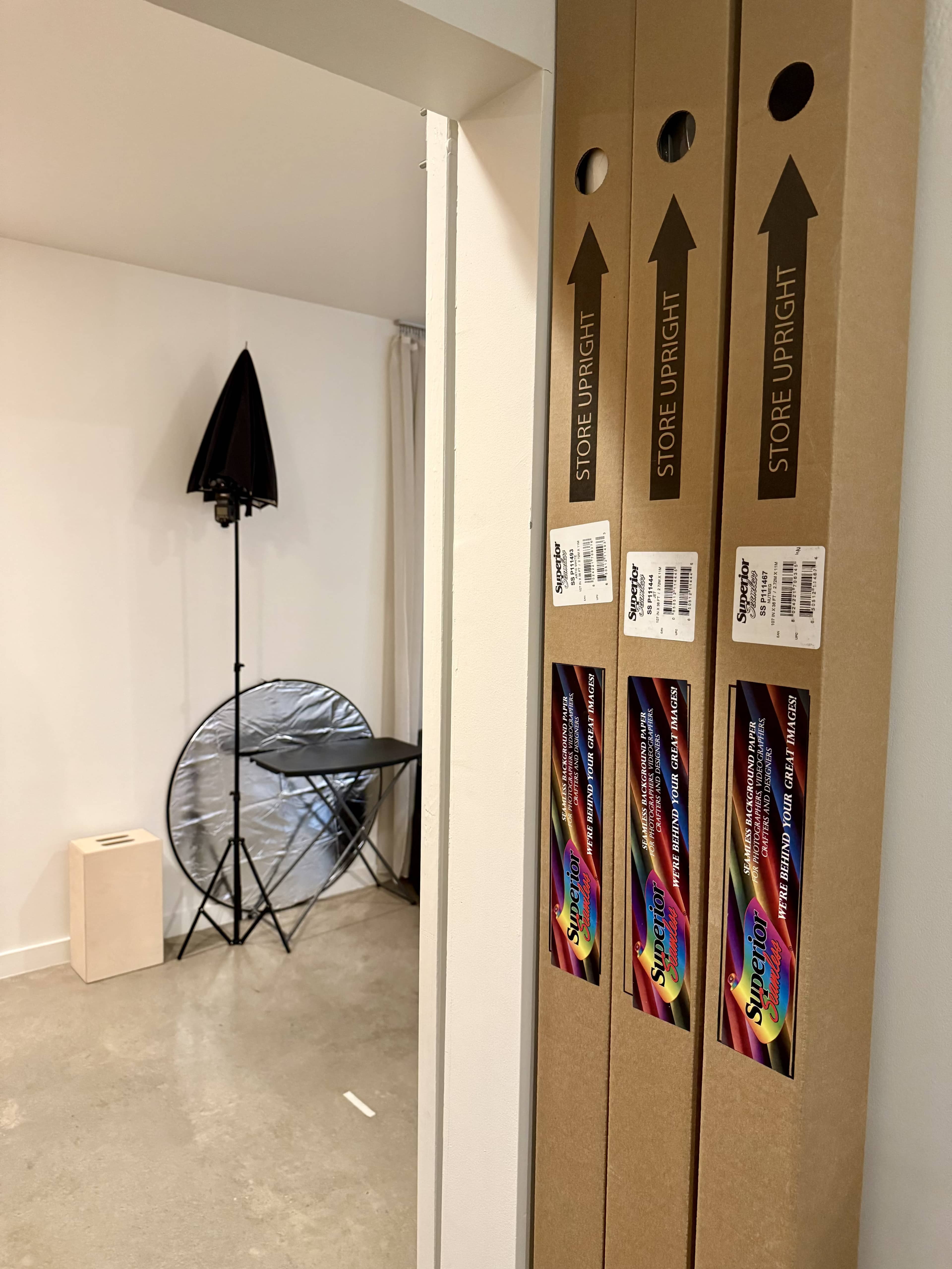 Minimalist Photo Studio w/ Bold Backdrops & Cozy Lounge – Perfect for Creatives Image in Dallas Downtown Historic District, Dallas, TX