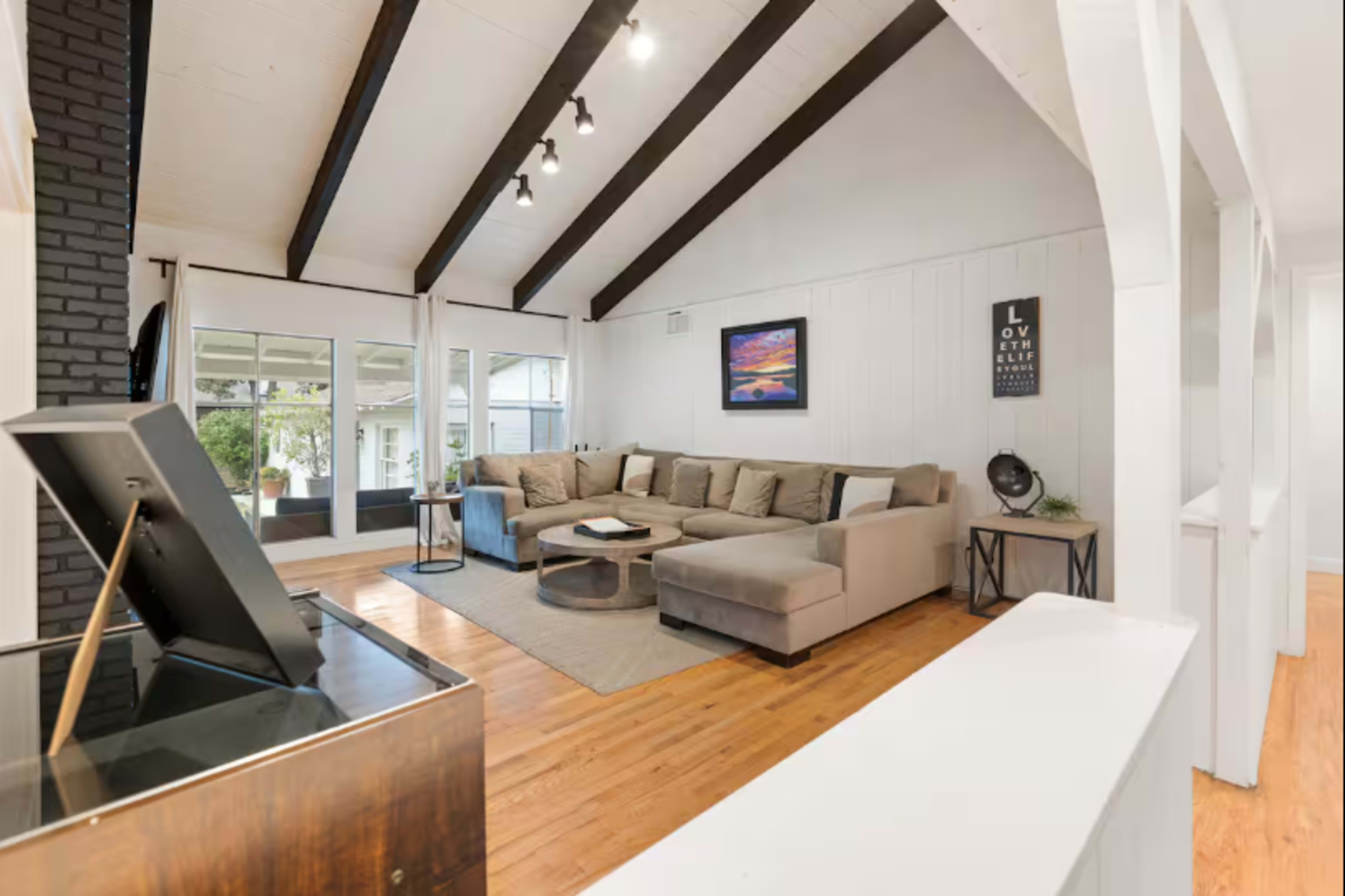 Modern LA Oasis — Bright, Spacious Home Image in Valley Glen, Los Angeles, CA