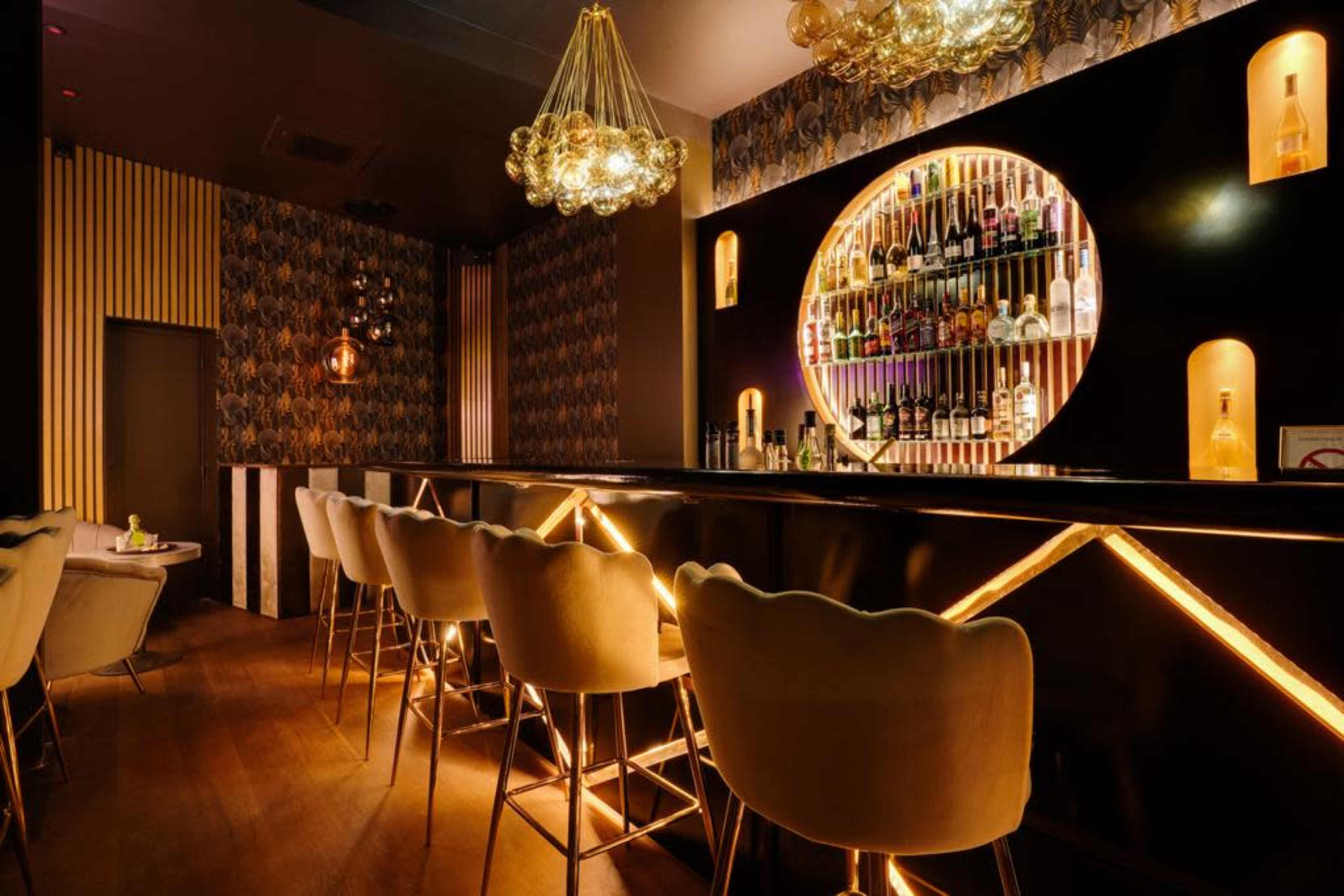 Bar à proximité des Champs Elysées Image in Ternes, Paris