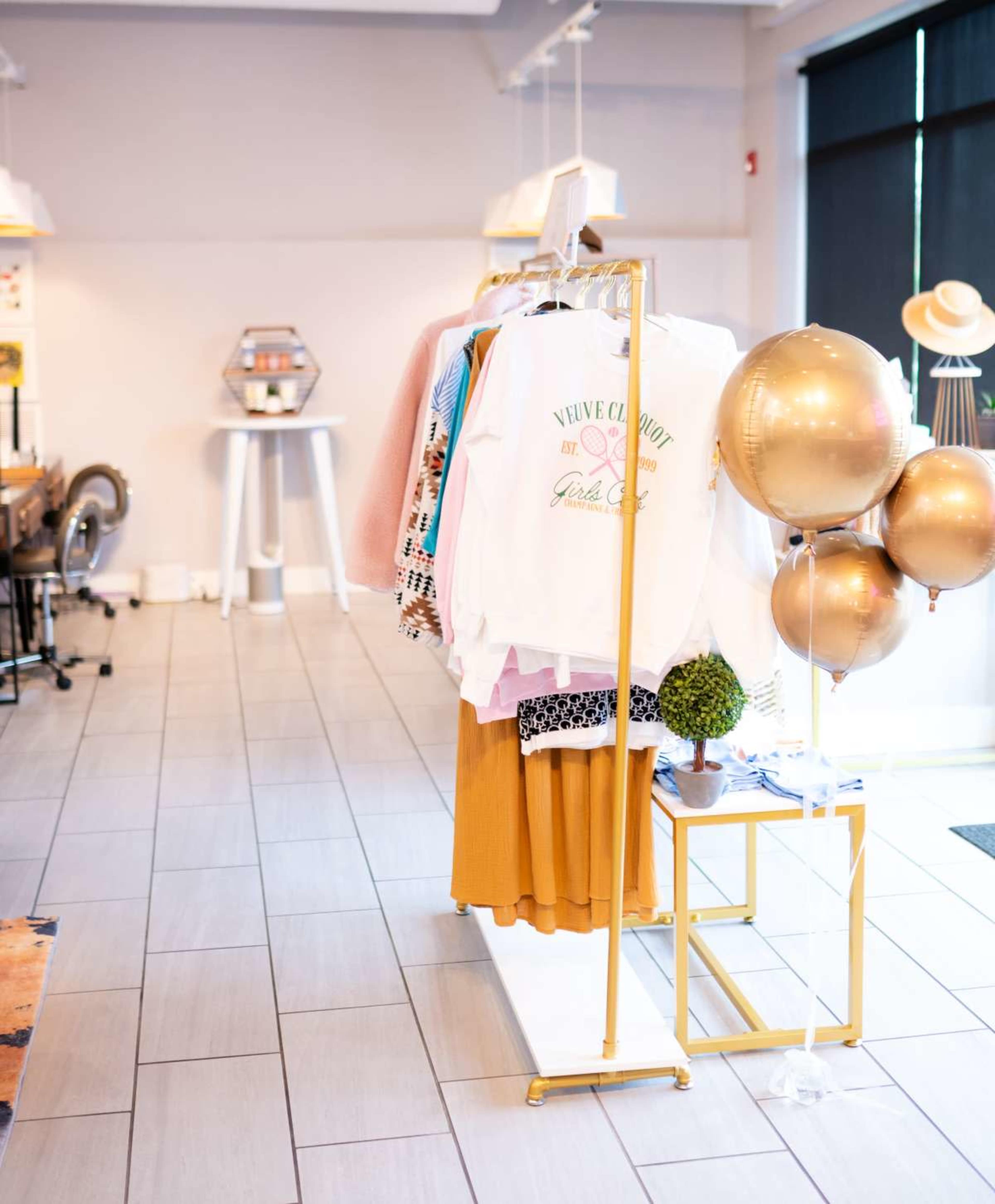 Bright, beautiful clean Salon space close to downtown Annapolis,MD Image in Parole, annapolis, MD