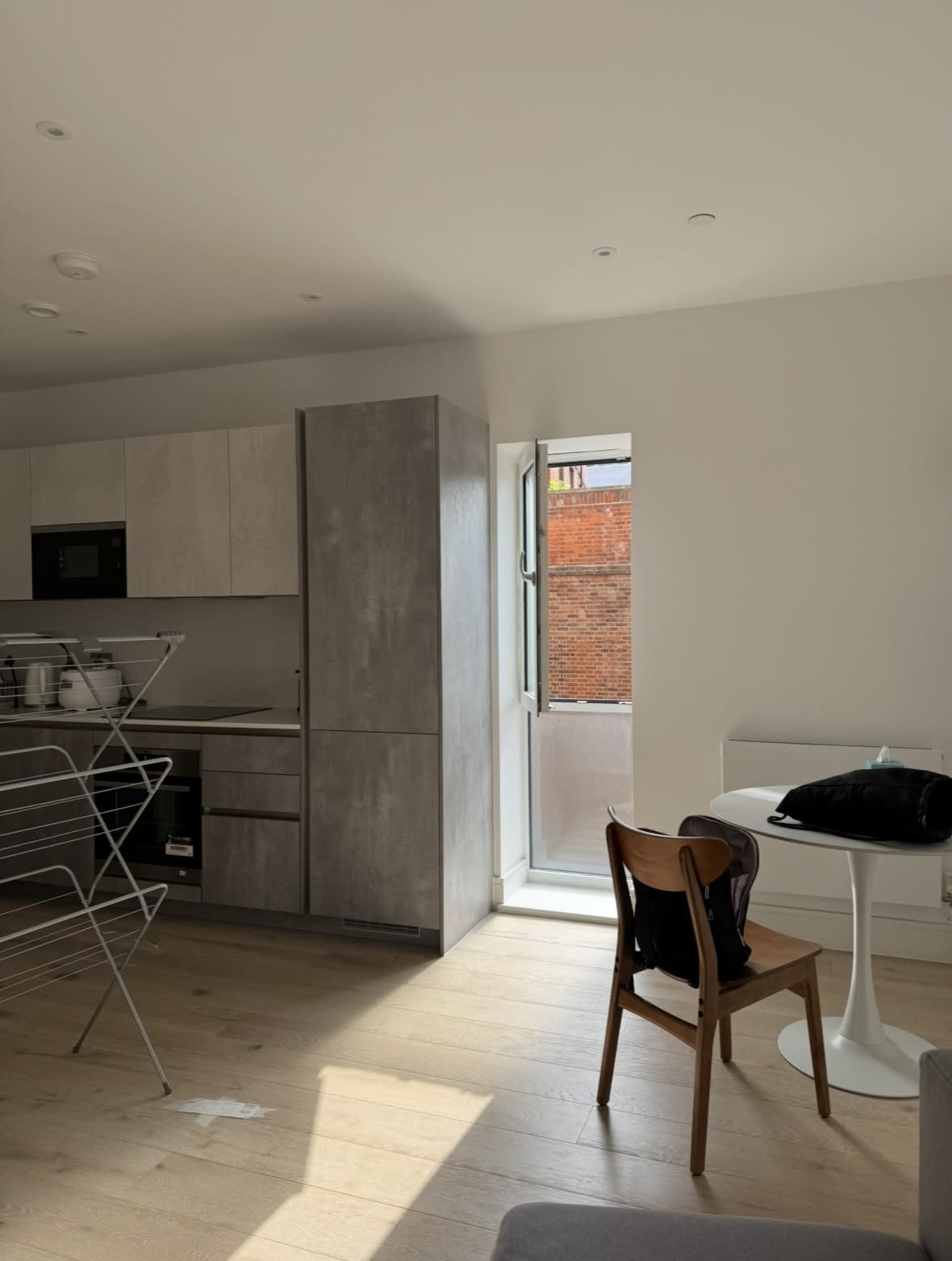 Cosy, minimalist zone 1 Apartment for small shoots with balcony access Image in London, London, ENG