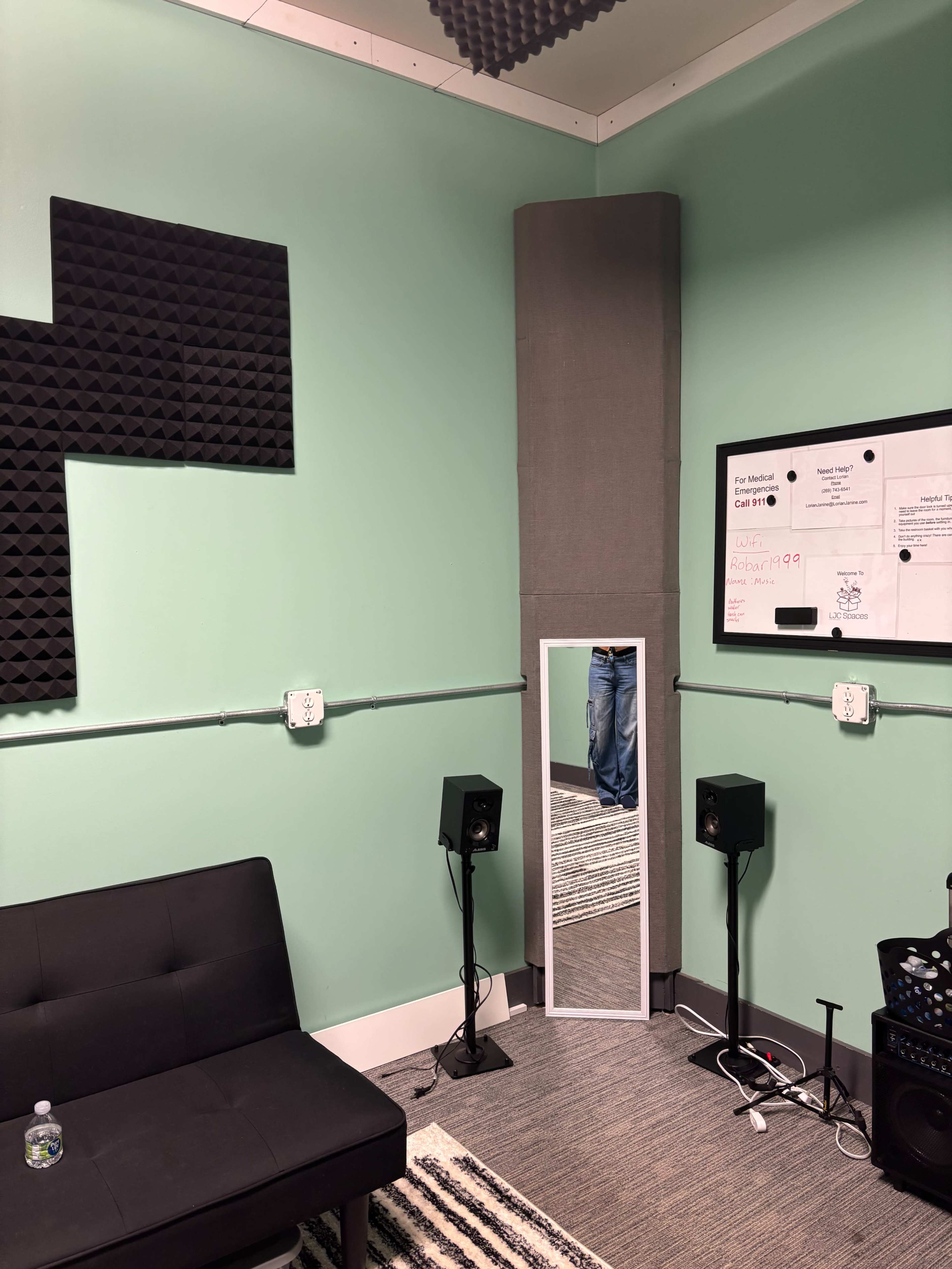 Small Affordable Multipurpose Space (For Hair braiders, Photographers, Musicians, etc.) Image in Warren, Warren, MI