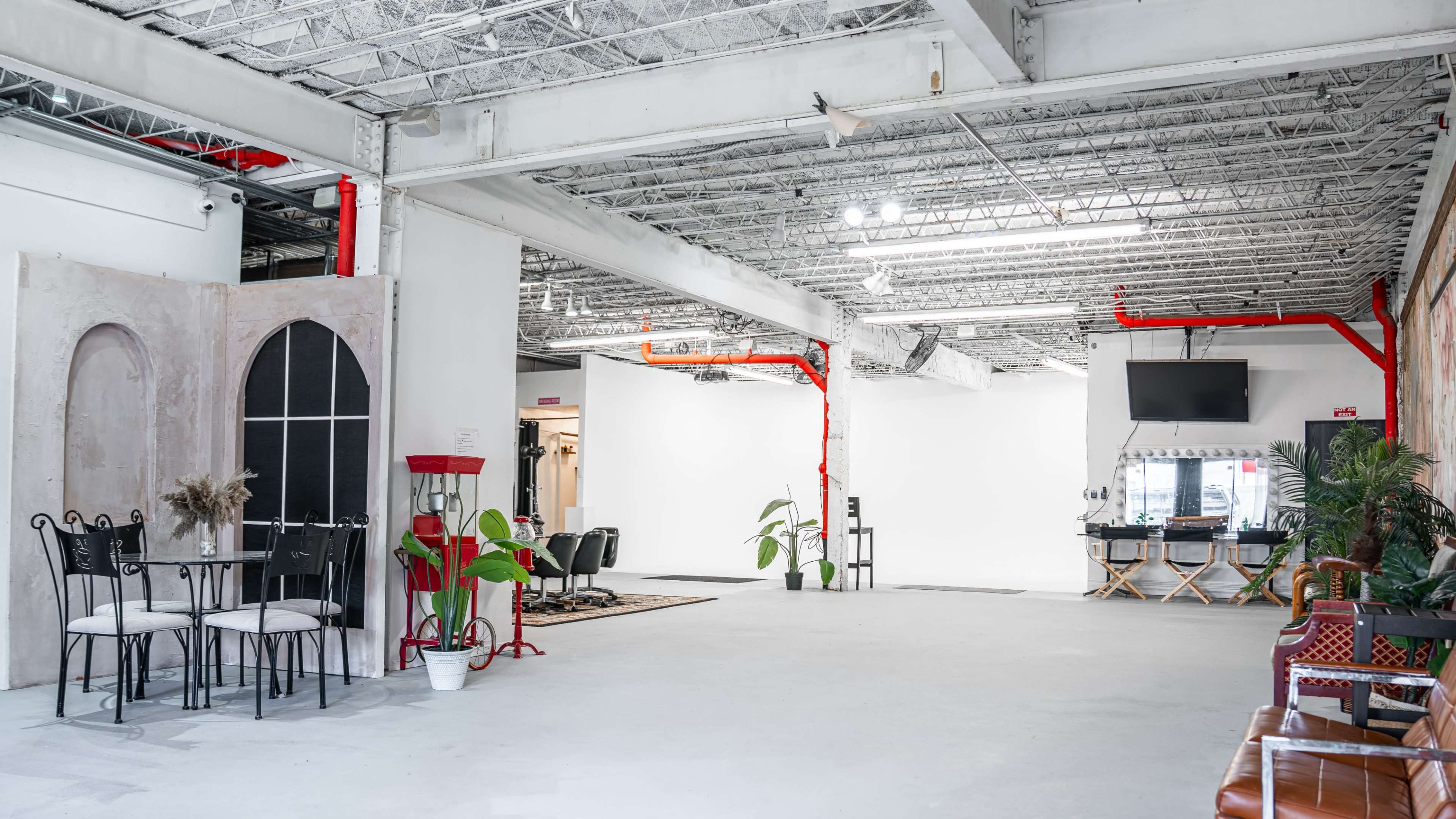 Downtown Photography Studio with industrial Open Floor Plan and Art Gallery Image in Lake Dot, Orlando, FL