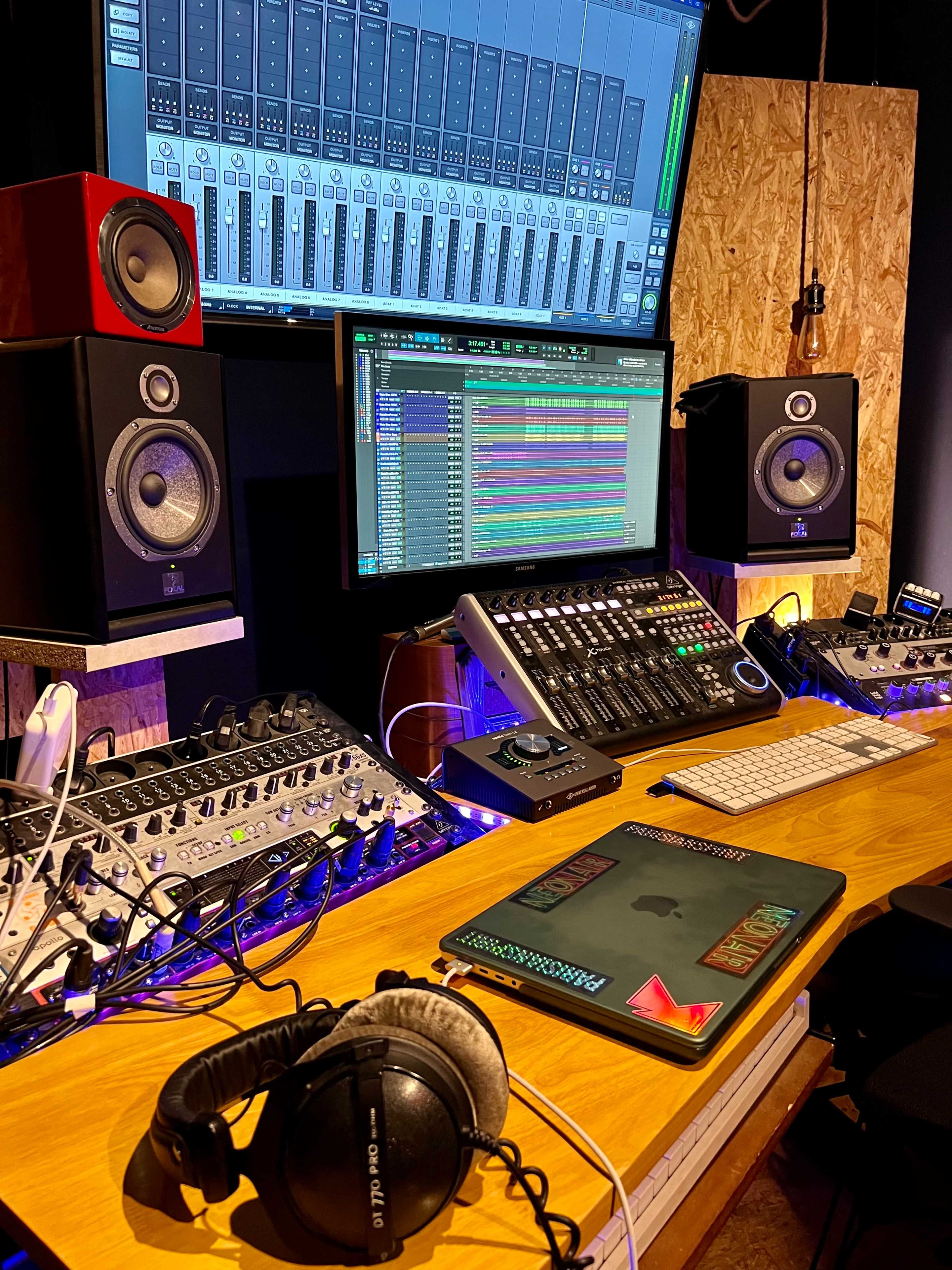 Cabine de mixage, enregistrement, post-production sonore, production musicale Image in , Cachan