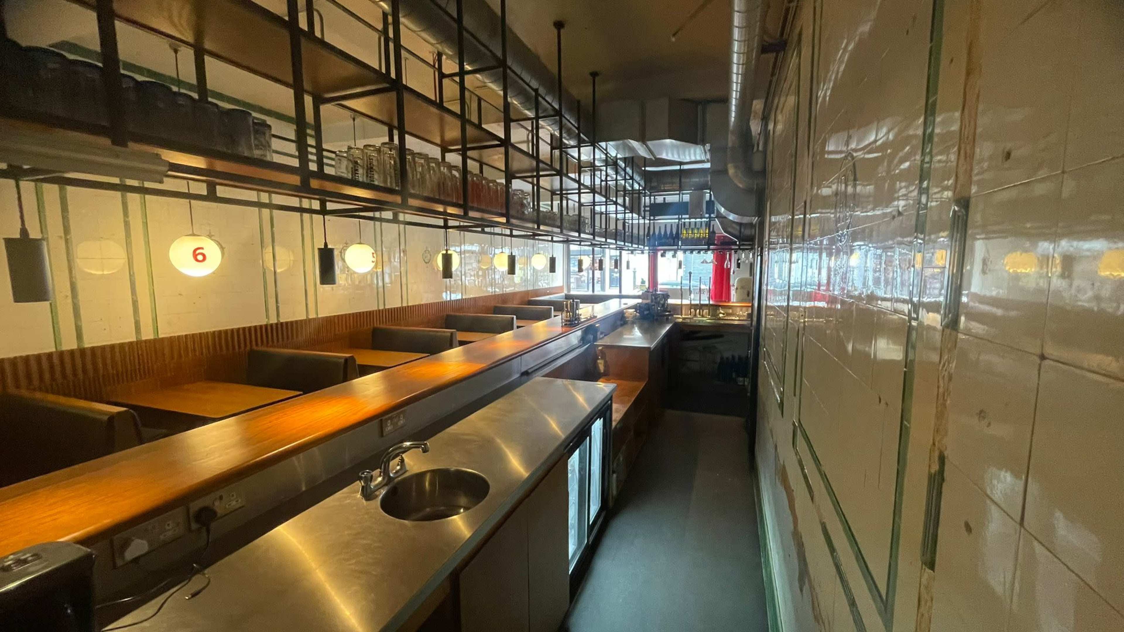 Restaurant/Bar with a Huge Kitchen Image in London, London, ENG