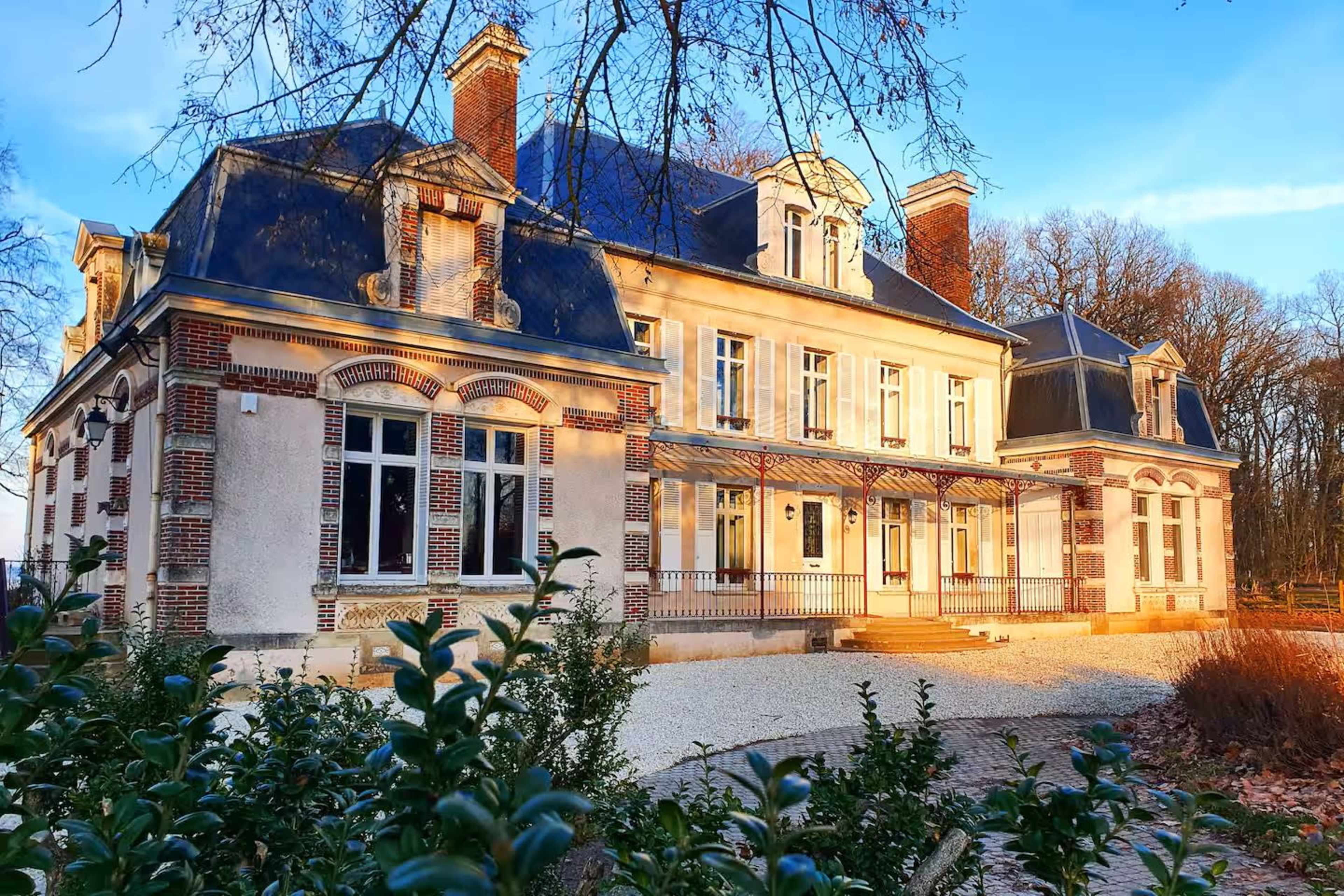 Elegant & Renovated Manor : in between city & nature Image dans , Avallon, 