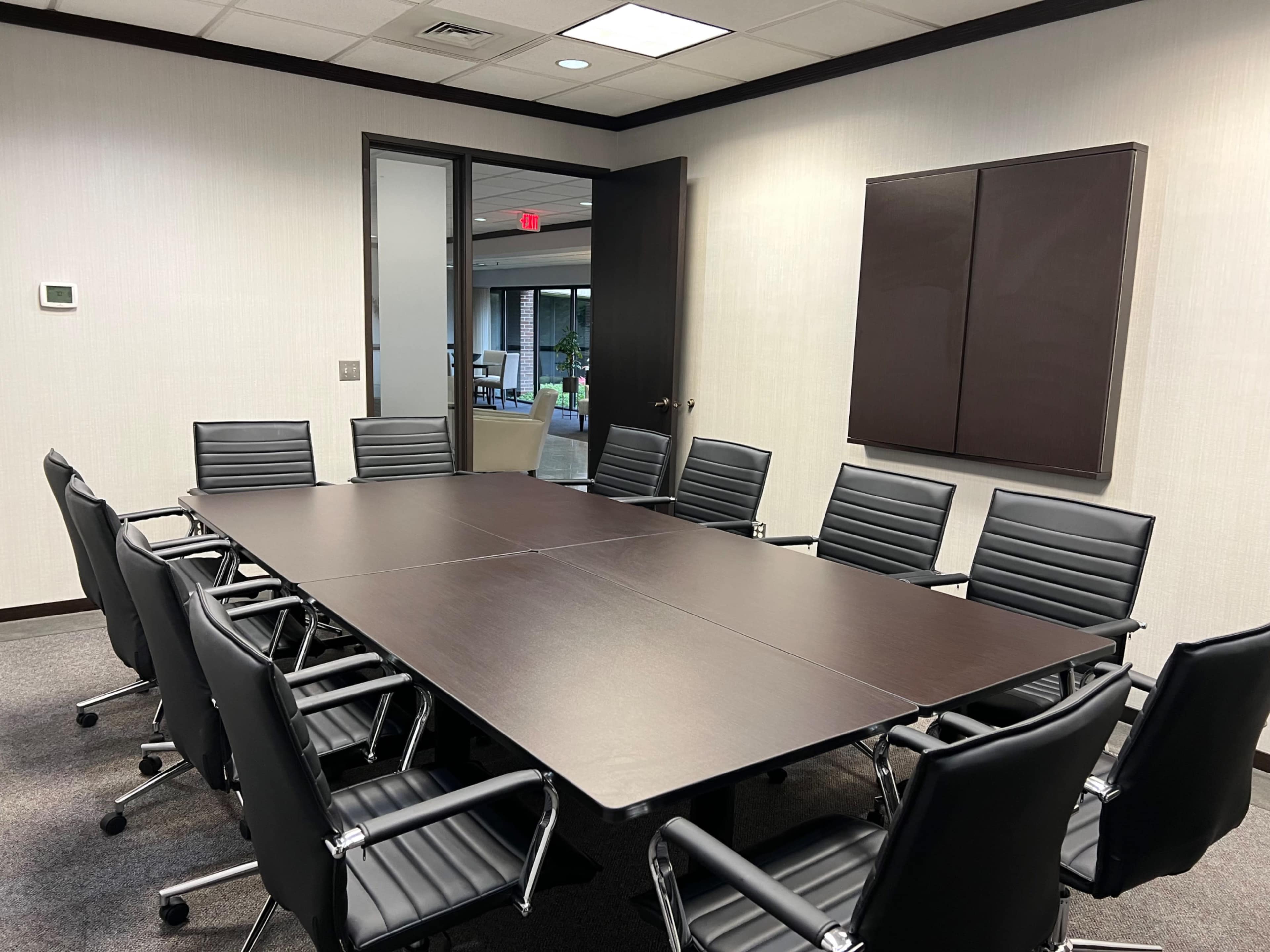 Conference Room B – 12-Person Executive Meeting Room Image in Bloomfield Twp, Bloomfield Hills, MI