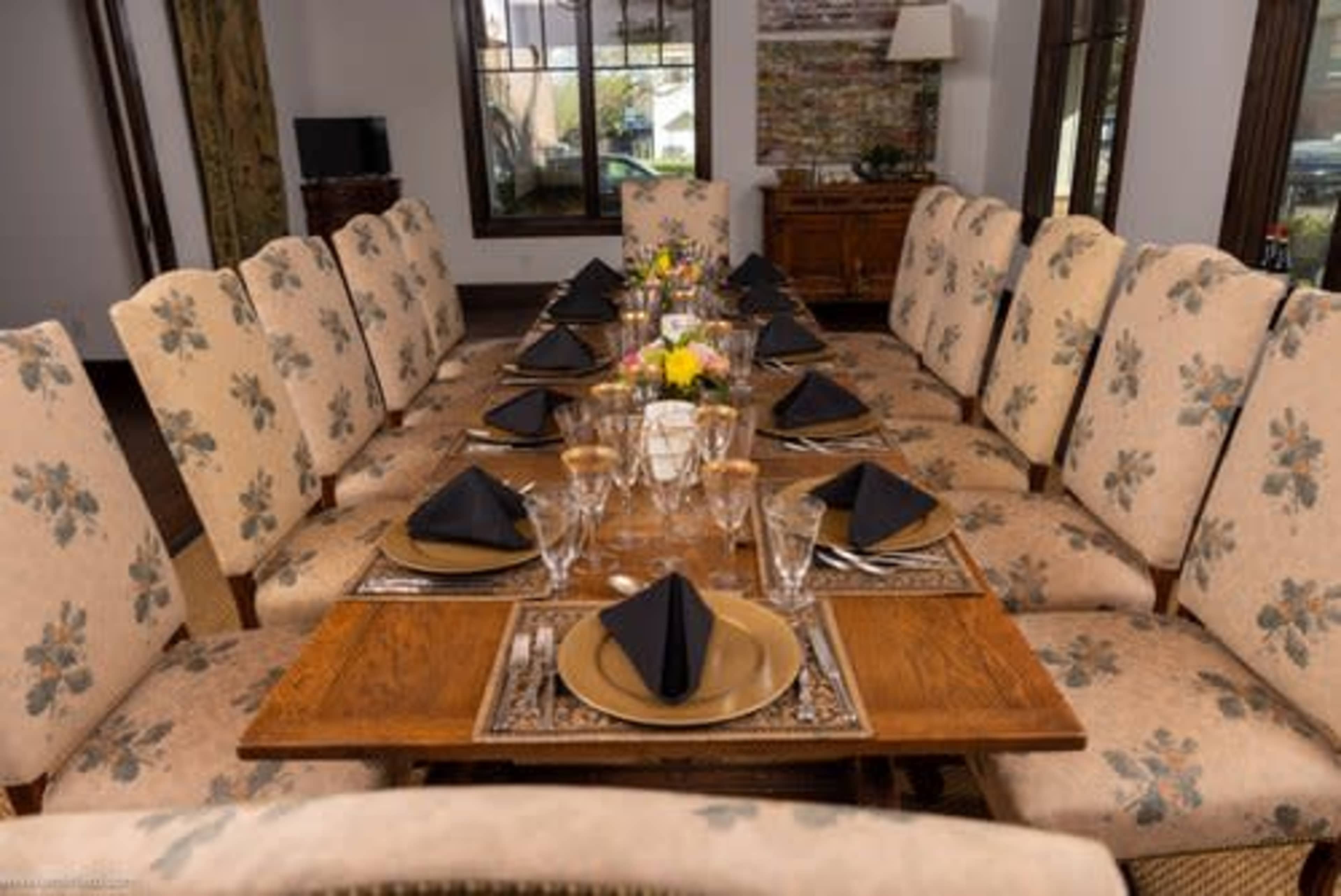 Elegant Lounge with Professional Kitchen for Private Gatherings Image in Roanoke, Roanoke, TX