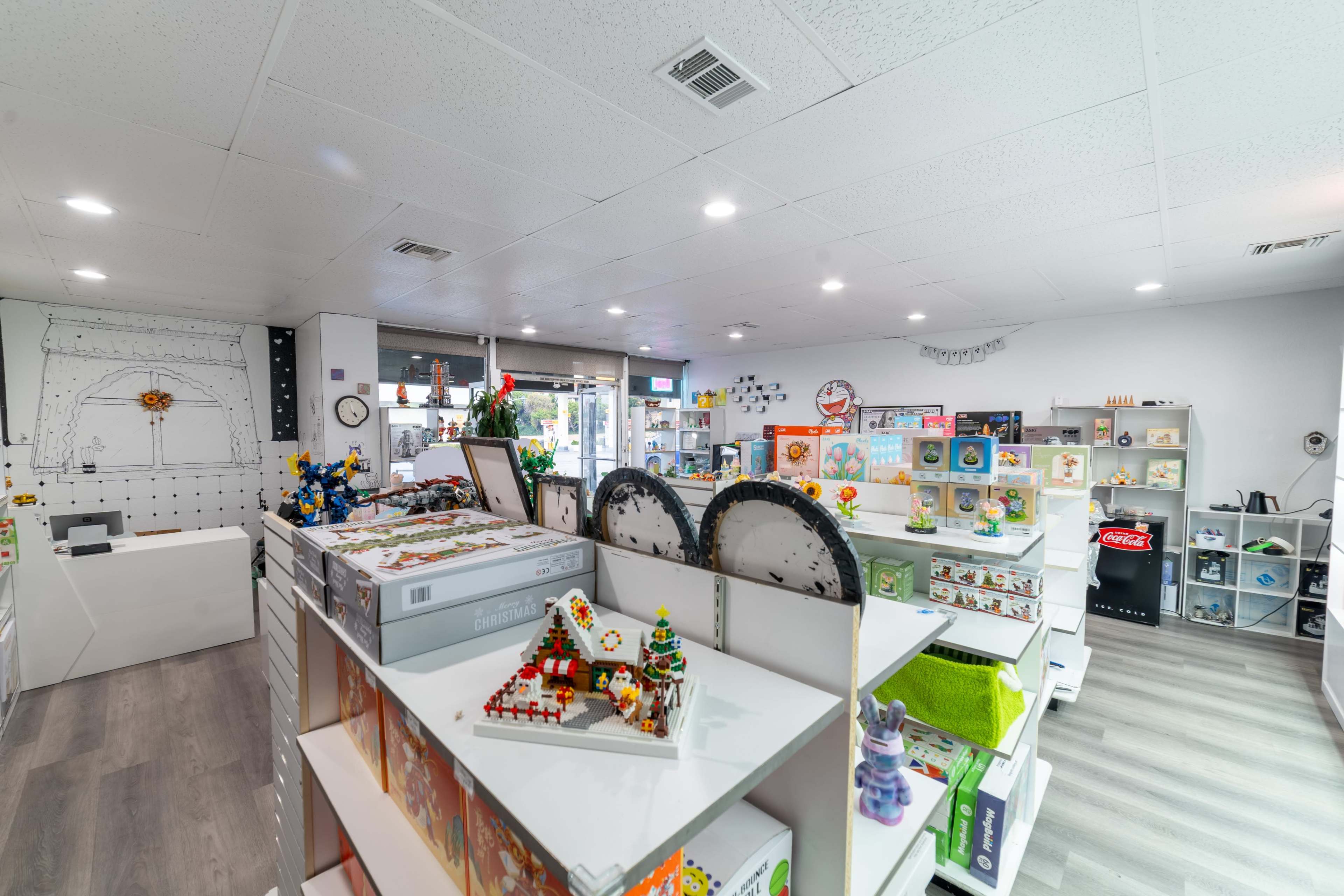 A street plaza seeing Shell gas station and 7-11 and some street views Image in Hacienda Heights, Hacienda Heights, CA