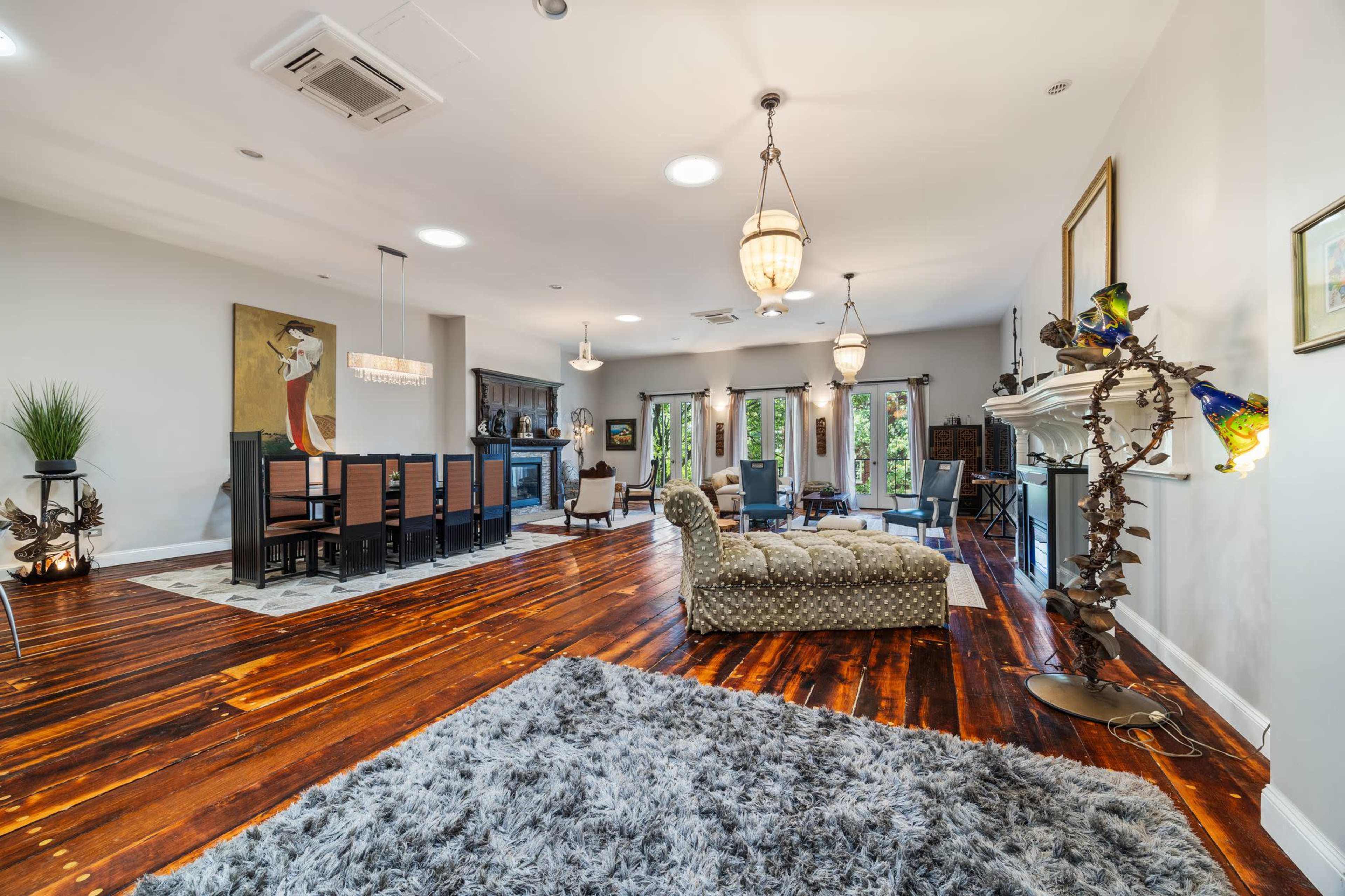 Gorgeous Open Floor Penthouse w/ French Doors & 2 Bedrooms Image in Proviso Township, Forest Park, IL