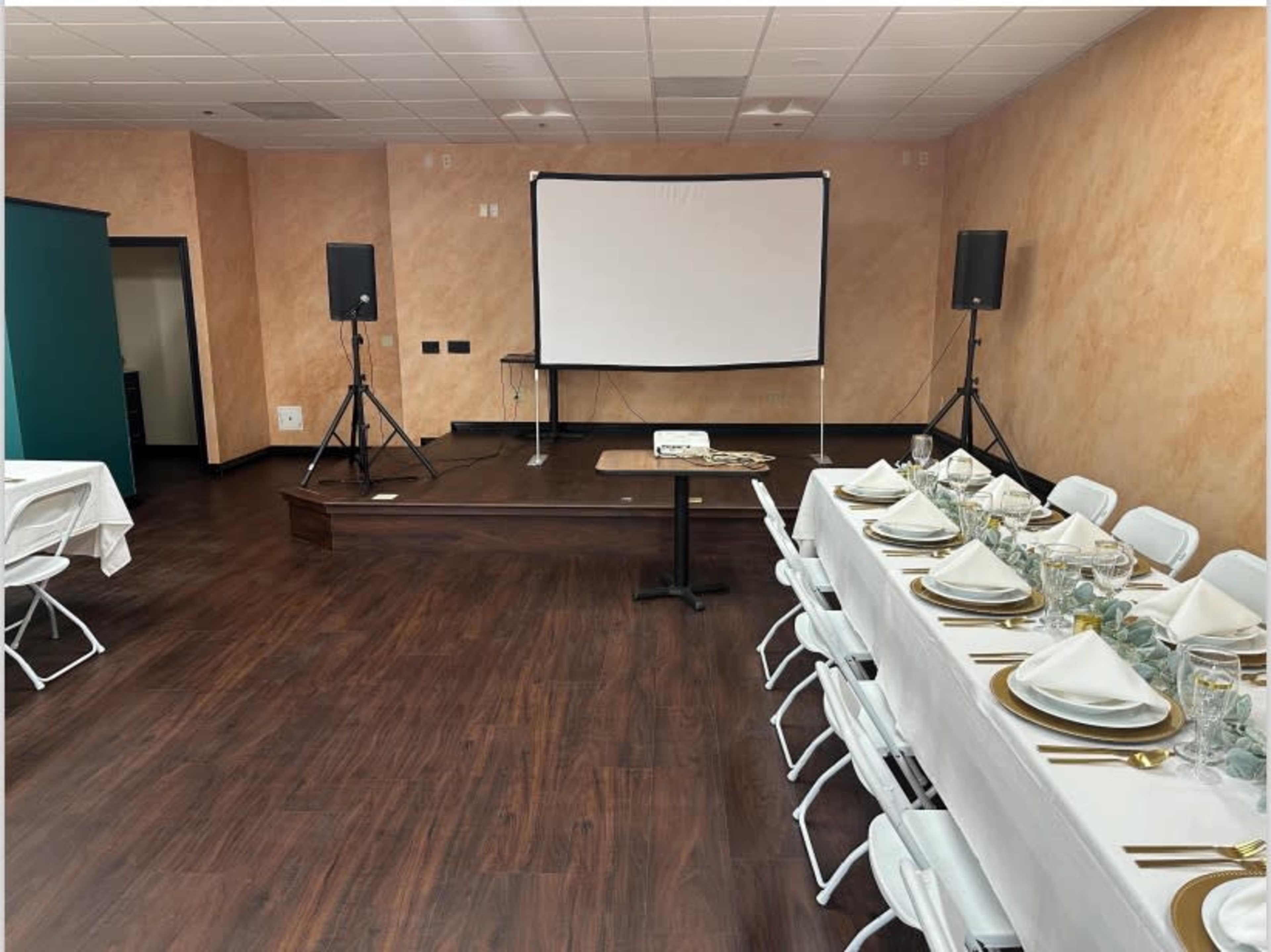 Roomy adjacent to Mediterranean restaurant. Very convenient location by freeway exits. Image in Murrieta, Murrieta, CA