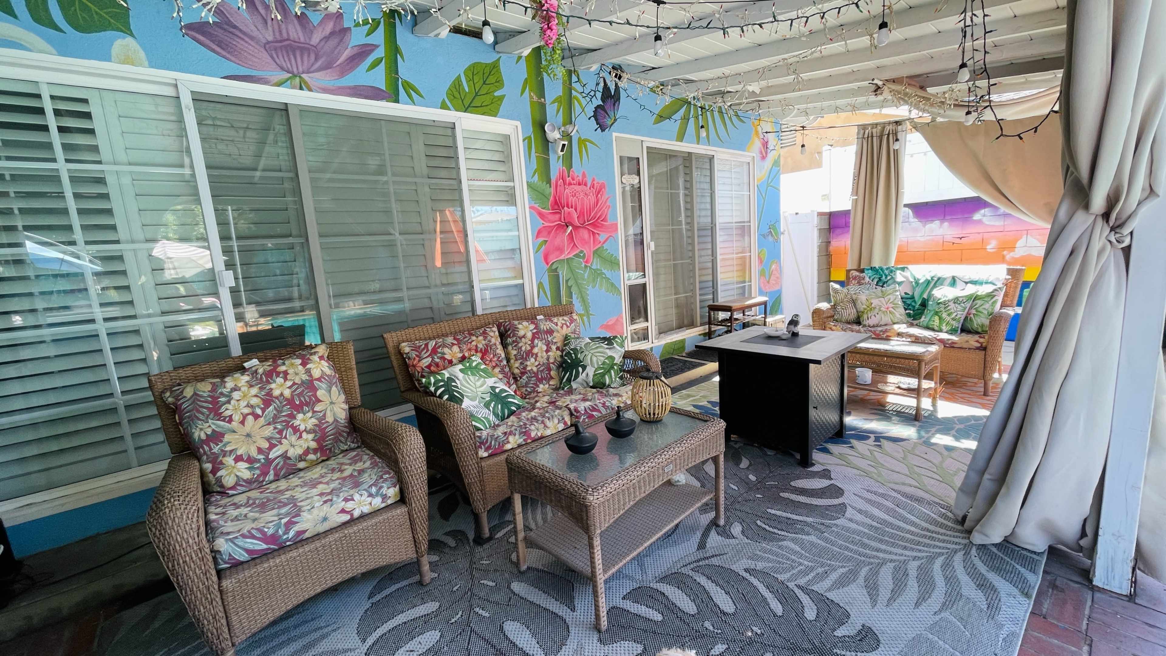 HUGE back yard and huge Pool, Great for small productions, Influencers. Image in Van Nuys, Van Nuys, CA