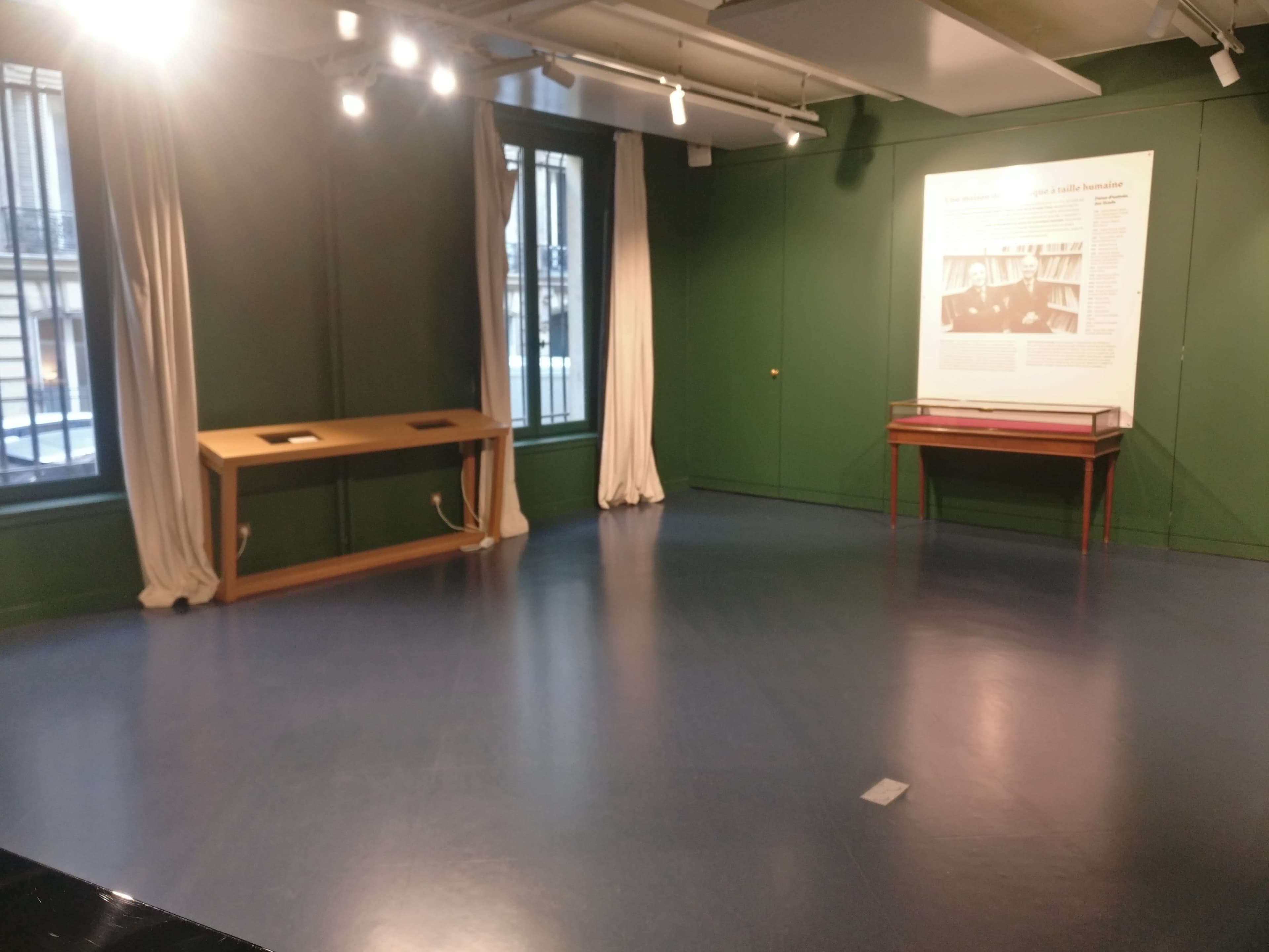 Salle de réunion, loge idéale pour accueillir des préparation de shooting photos ou des défilés Image in Europe, Paris