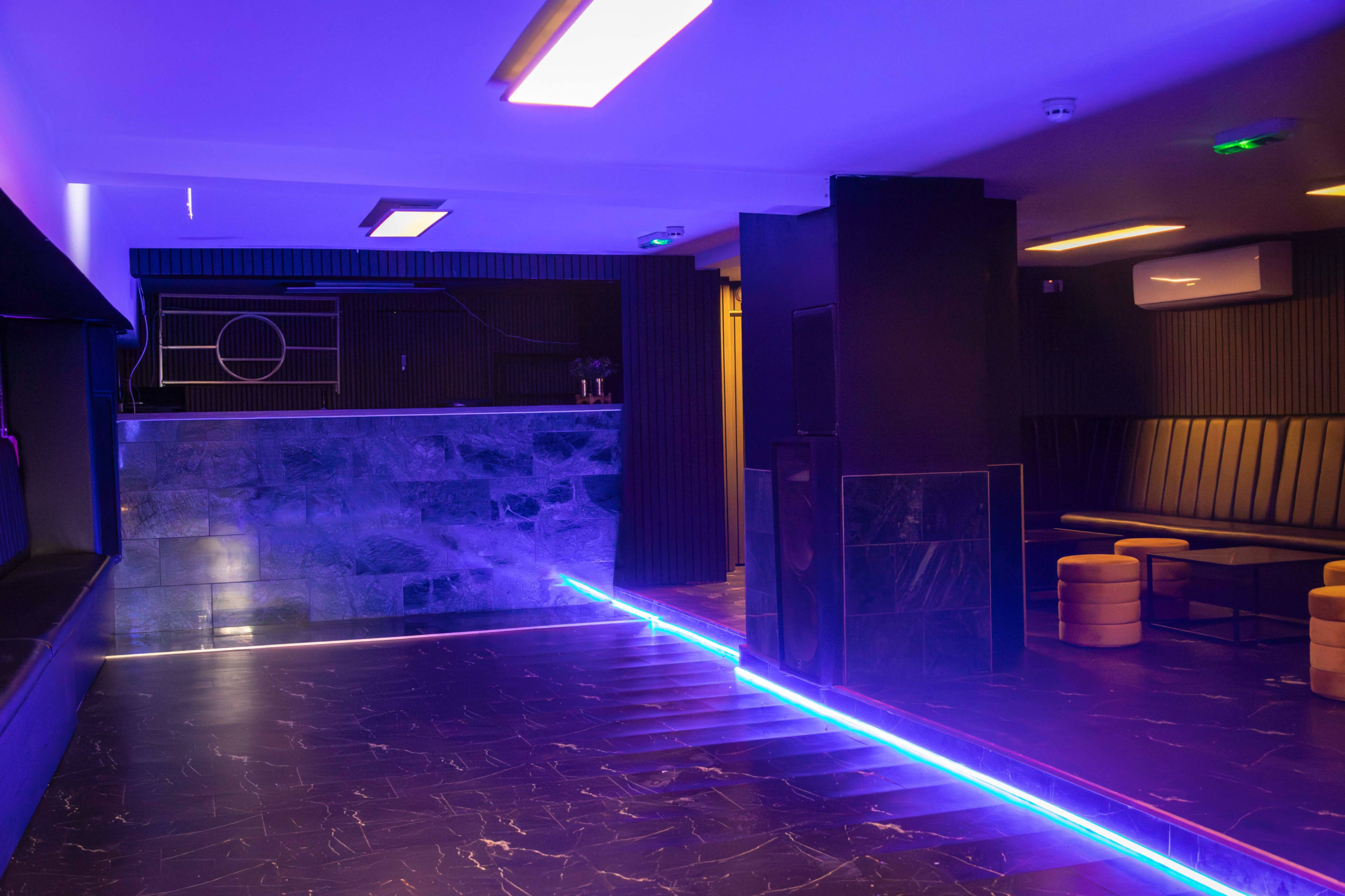 Flexible Basement Bar with Modern Interior Image in London, London, ENG