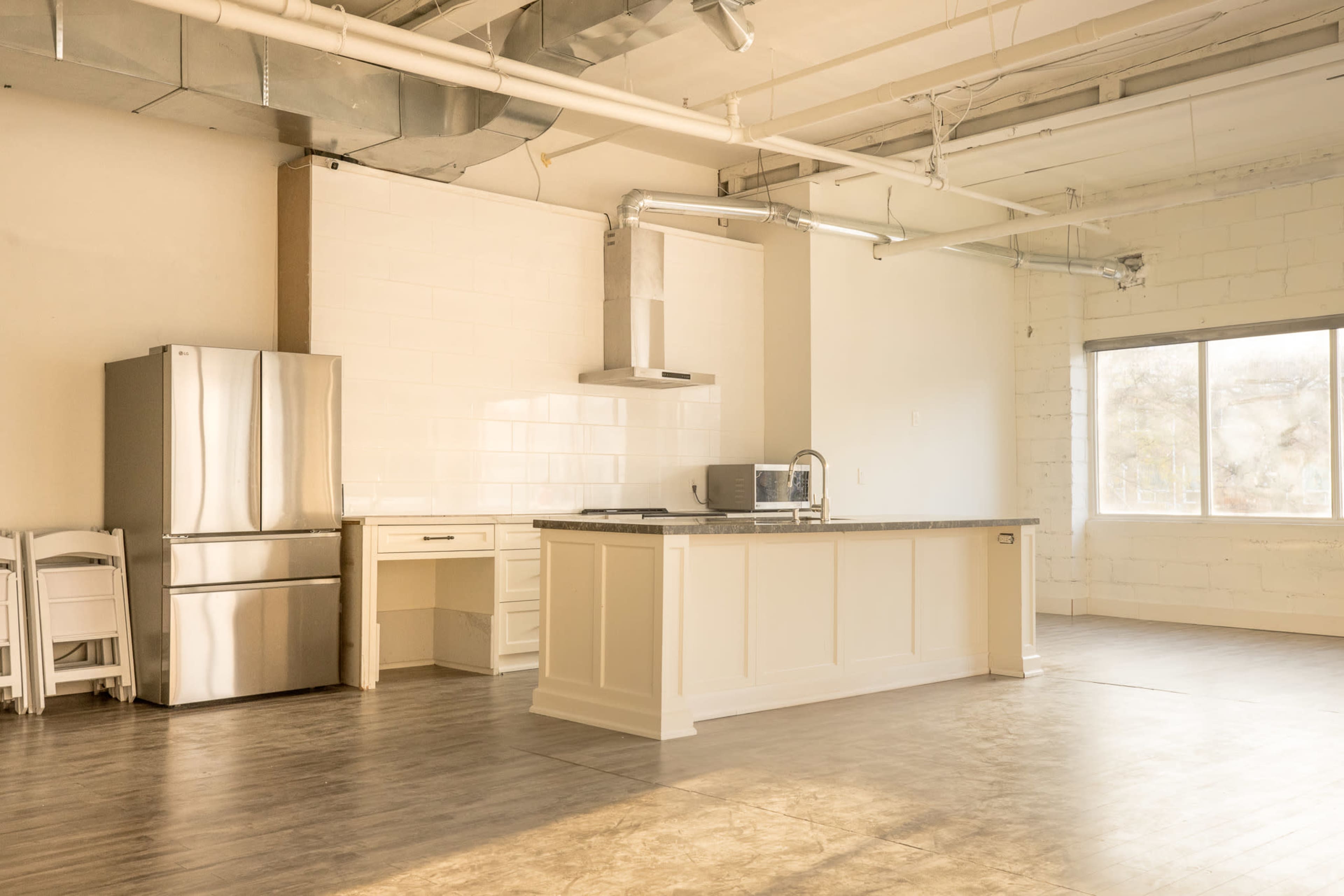 Queen West, loft style, functional kitchen Image in Niagara, Toronto, ON