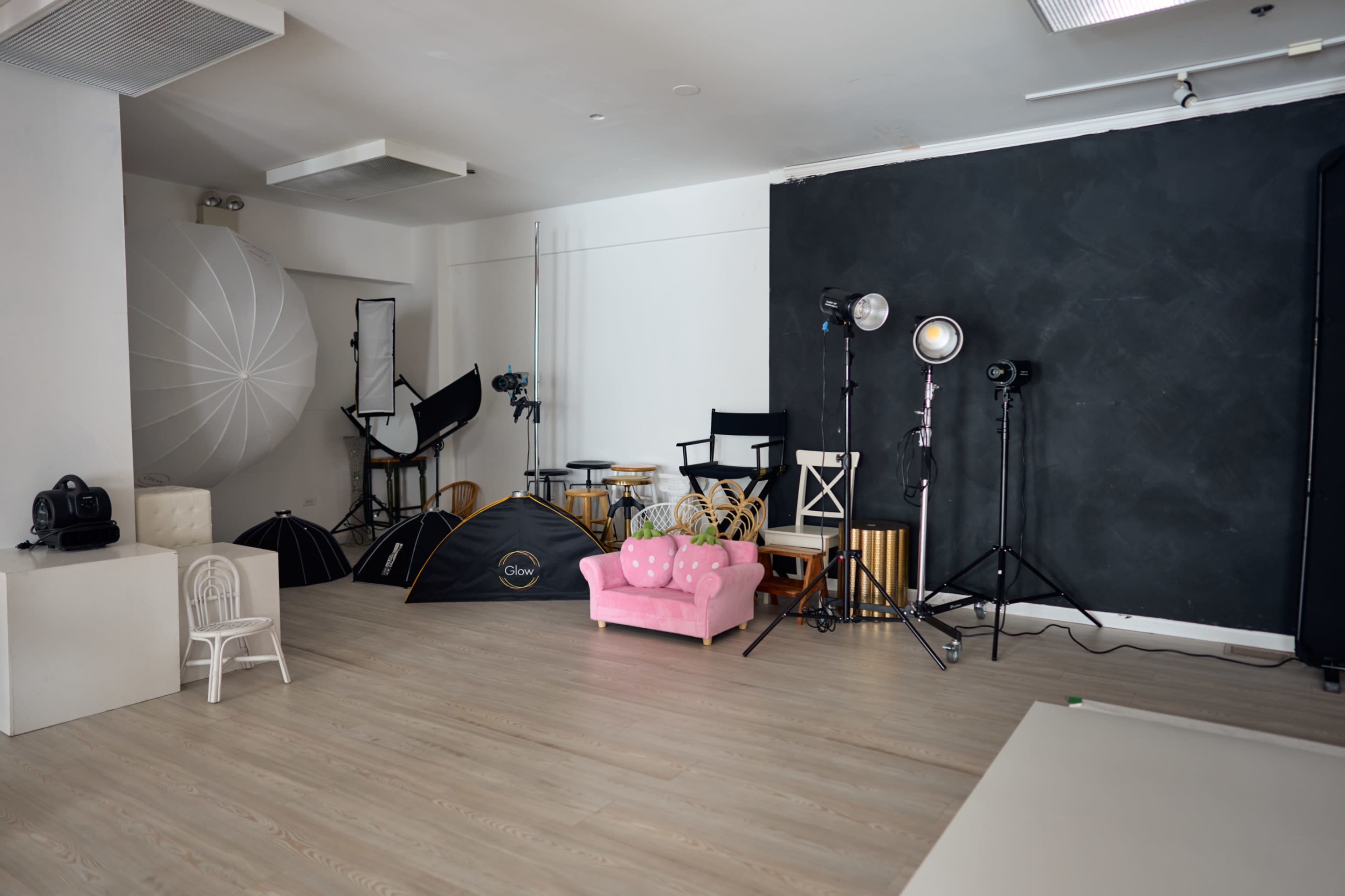 Beautiful Boho Suite with a lot of natural light and Studio style room with white backdrop Image in Winfield Township, Winfield, IL
