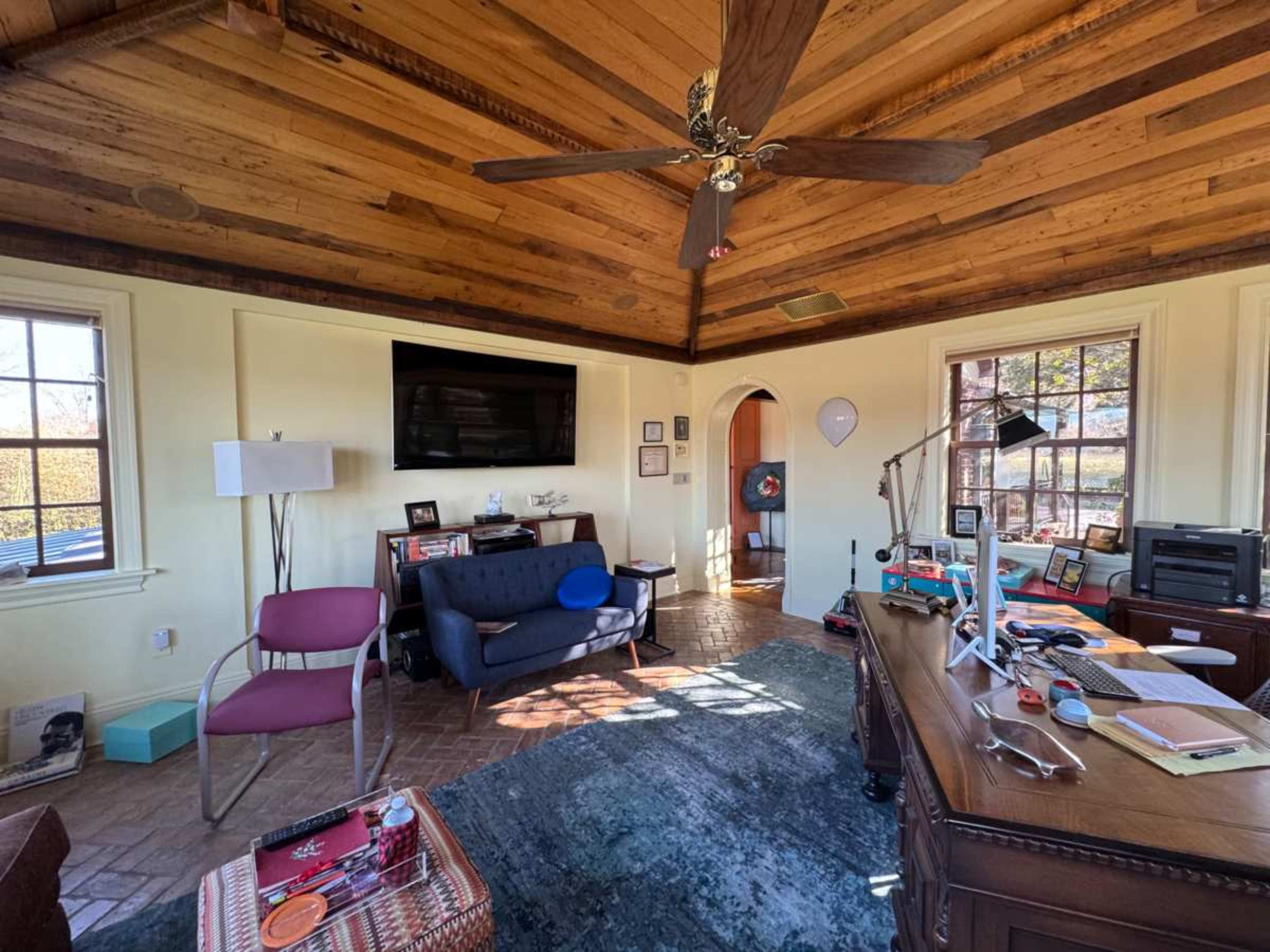 Waterfront Red Brick Estate Image in Douglaston, Dougleston, NY