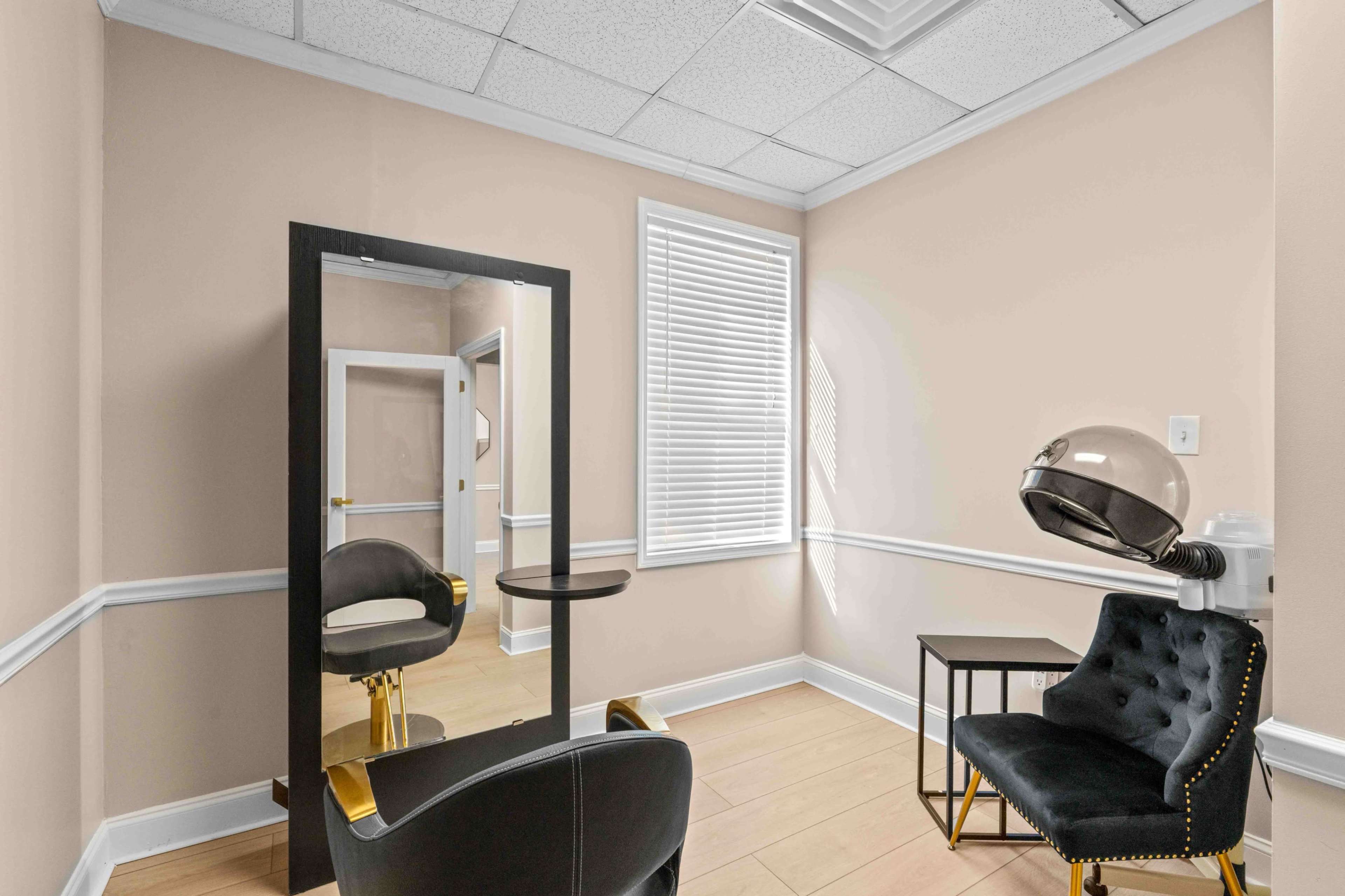 Southside Boutique Salon Suite Image in Jonesboro, Jonesboro, GA