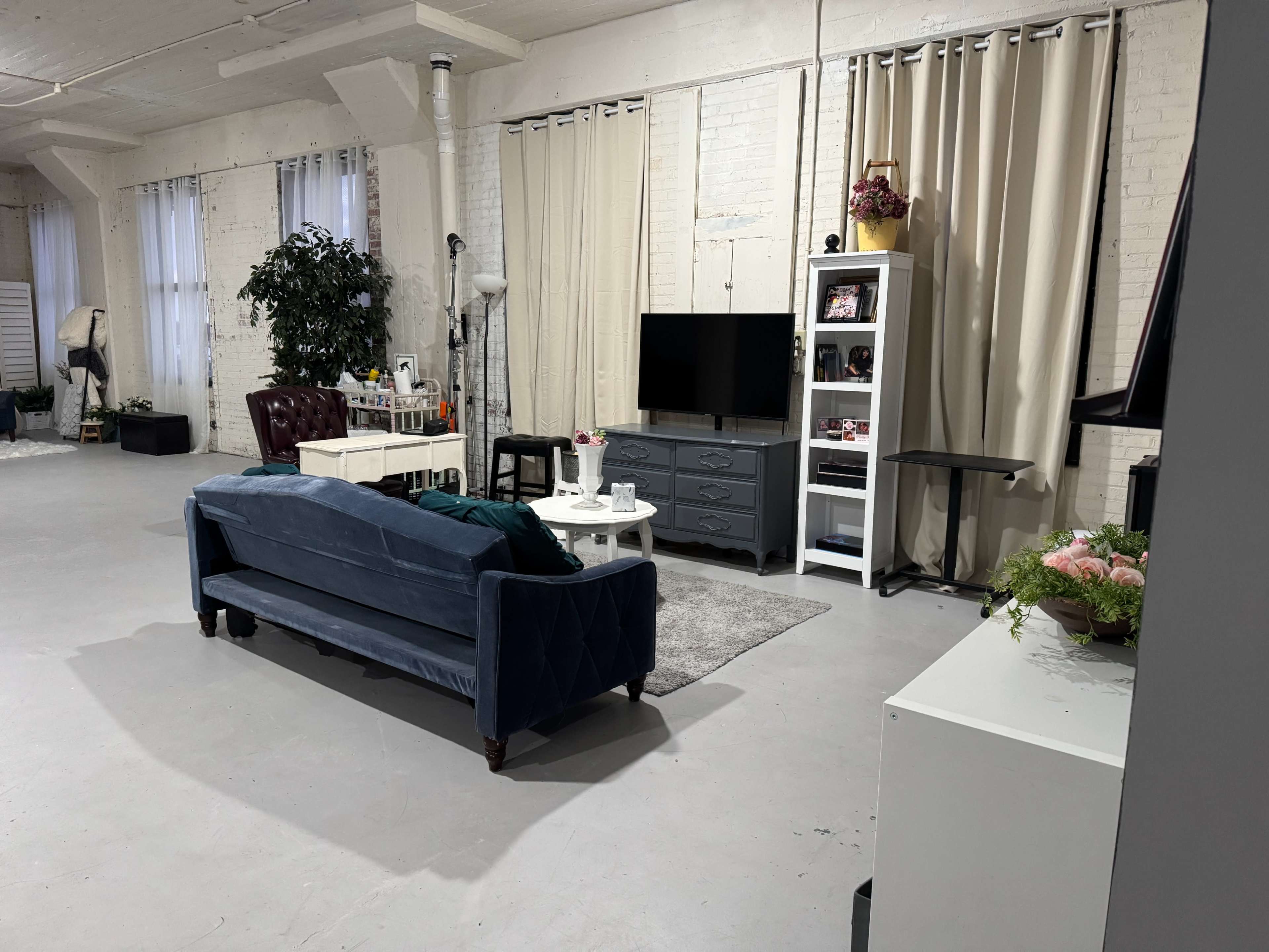 Downtown Indianapolis Studio Bright & Spacious with Stunning Natural Light with Free Parking Image in Upper Canal, Indianapolis, IN