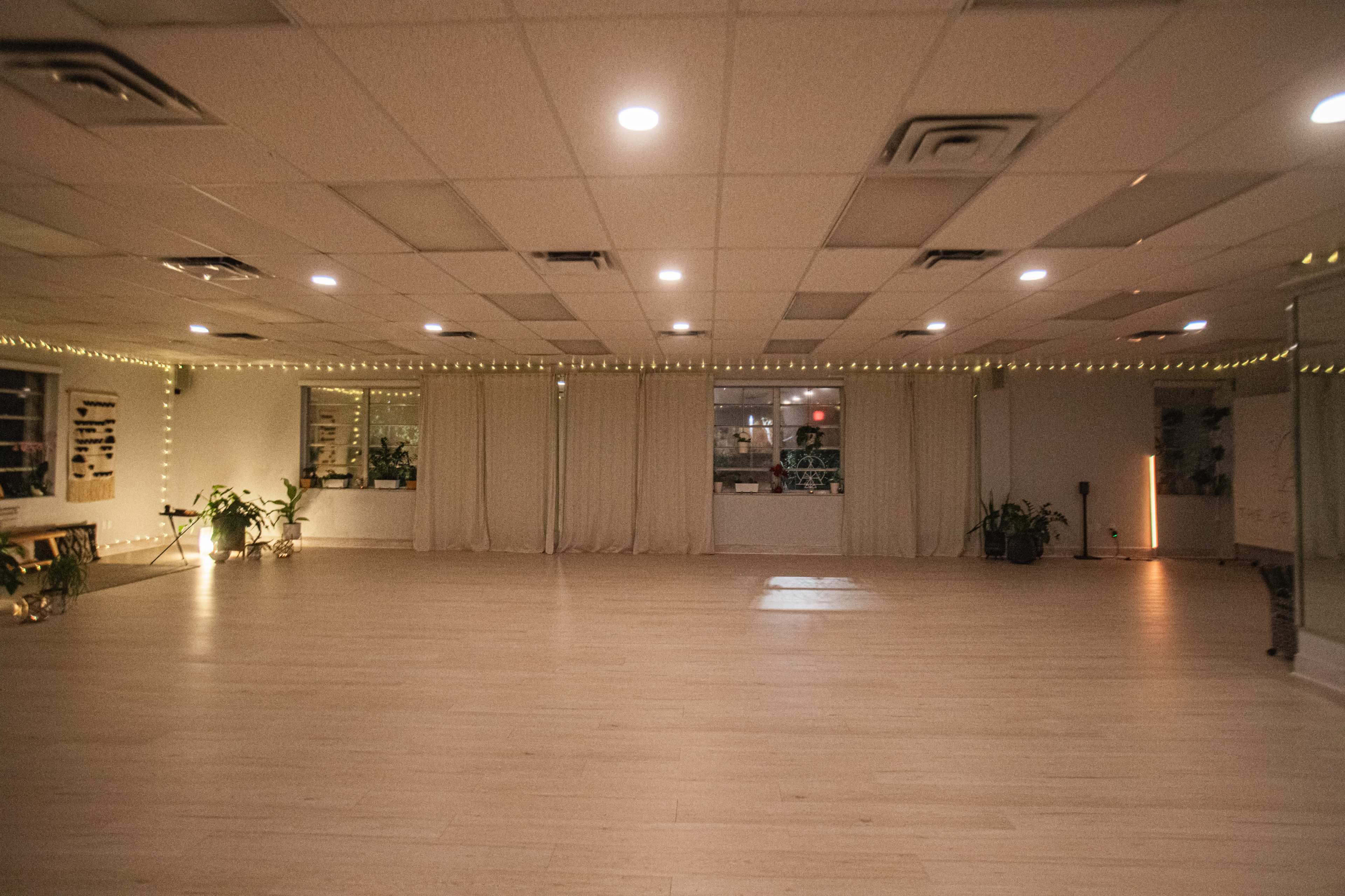 Beautiful, clean, well decorated, good energy space! Image in Glenvar Heights, Miami, FL