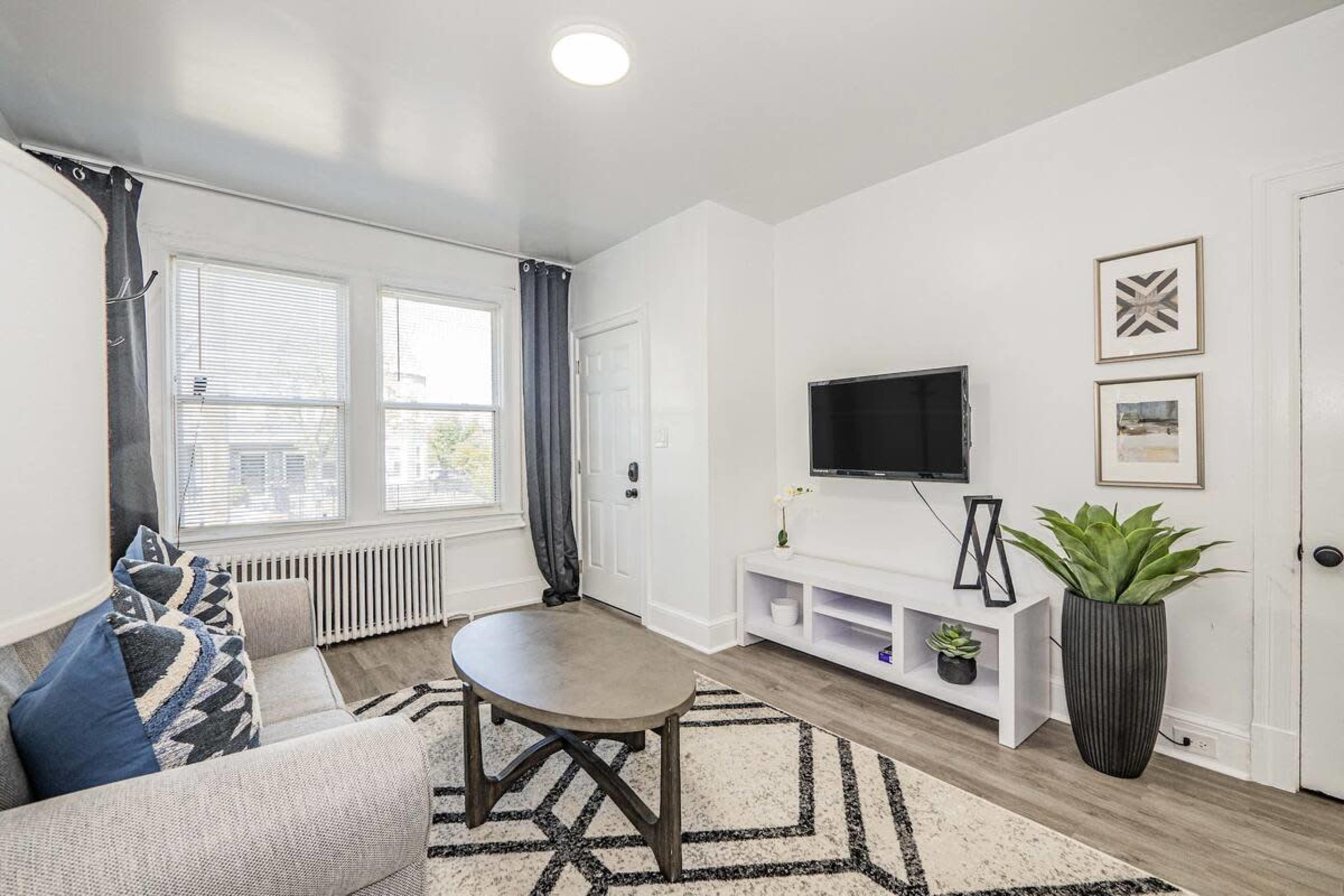 Bright DC Retreat Extended Stays Welcome w/Parking Image in Fairlawn, Washington, DC