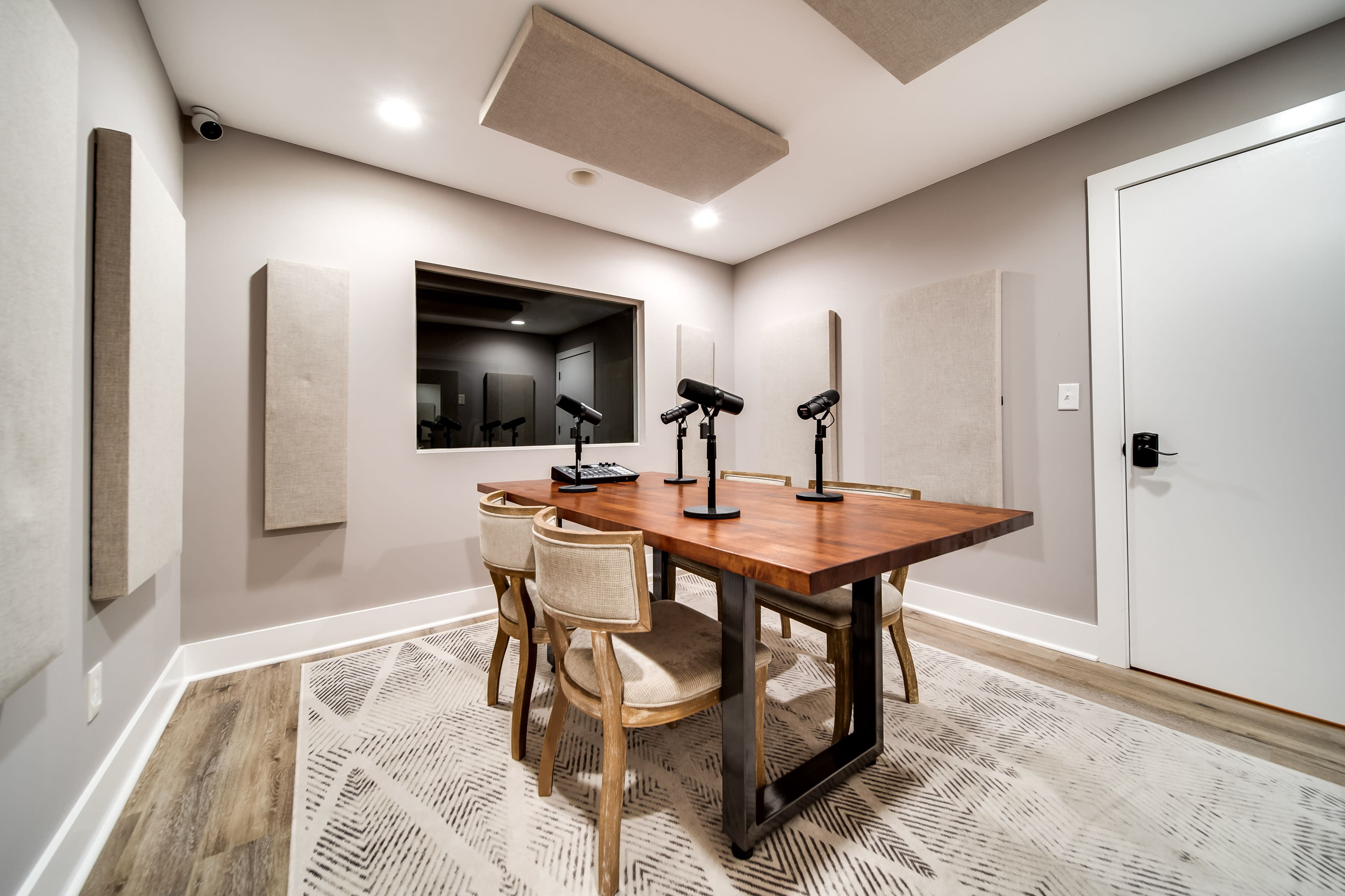 Professional Podcast Studio with High - Quality Equipment, Acoustics and Soundproof Image in Hendersonville, Hendersonville, TN