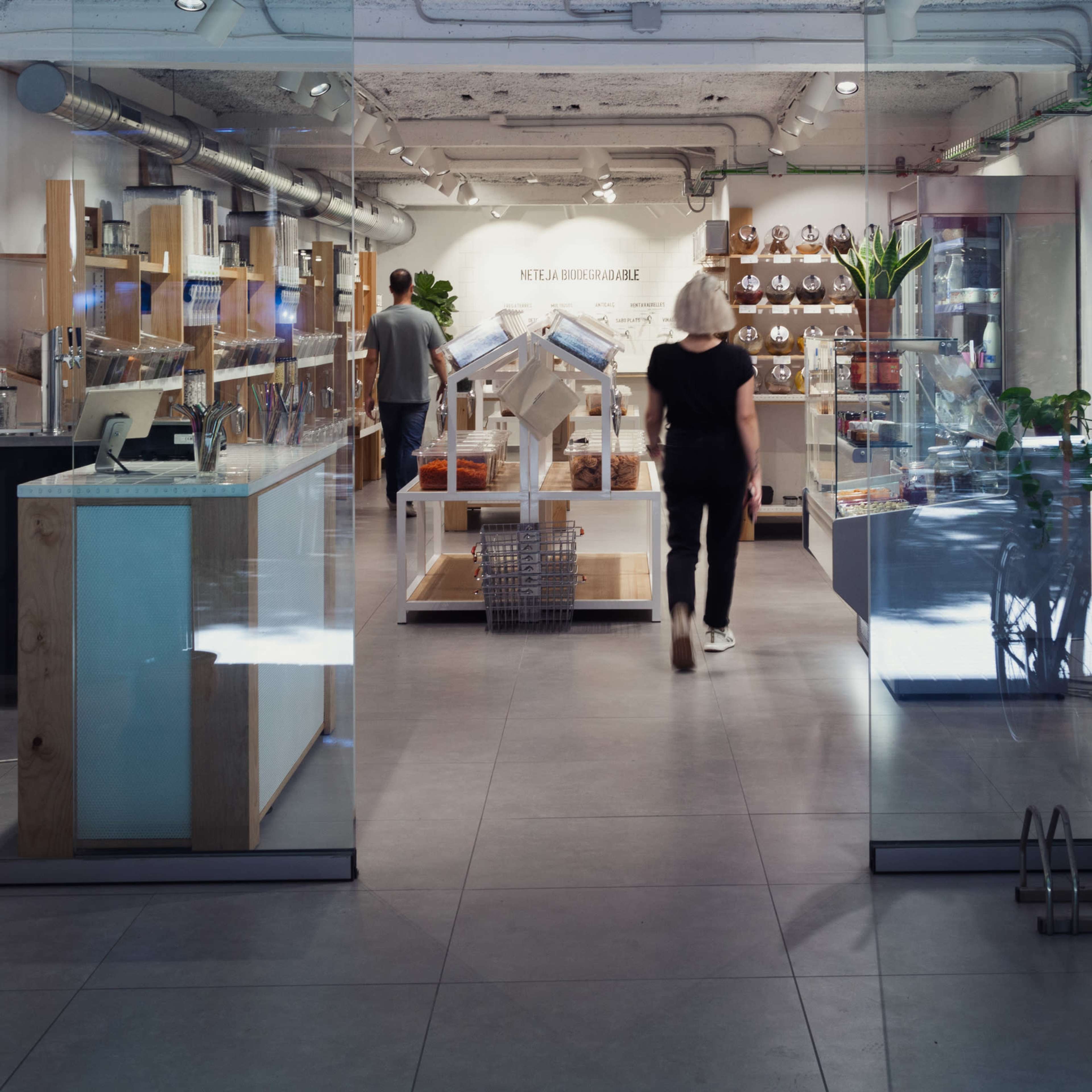 Supermercado a granel, centrico con estética moderna y minimalista, con toque industrial. Image in Sant Antoni, Barcelona, B