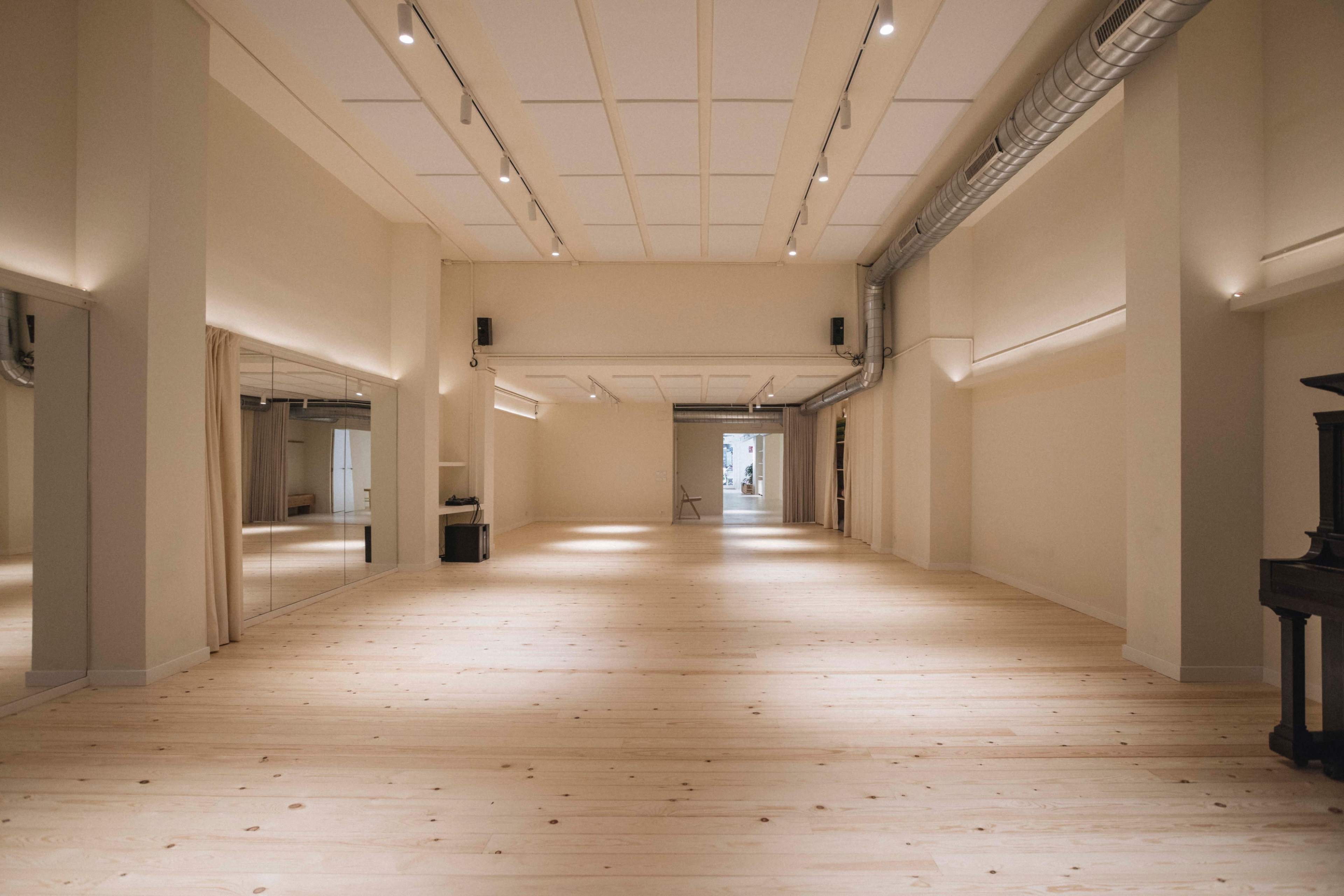 Estudio Luminoso en Eixample para Preproducciones, Ensayos, Vestuario y maquillaje, Workshops, Conferencias... Image in Fort Pienc, barcelona, B