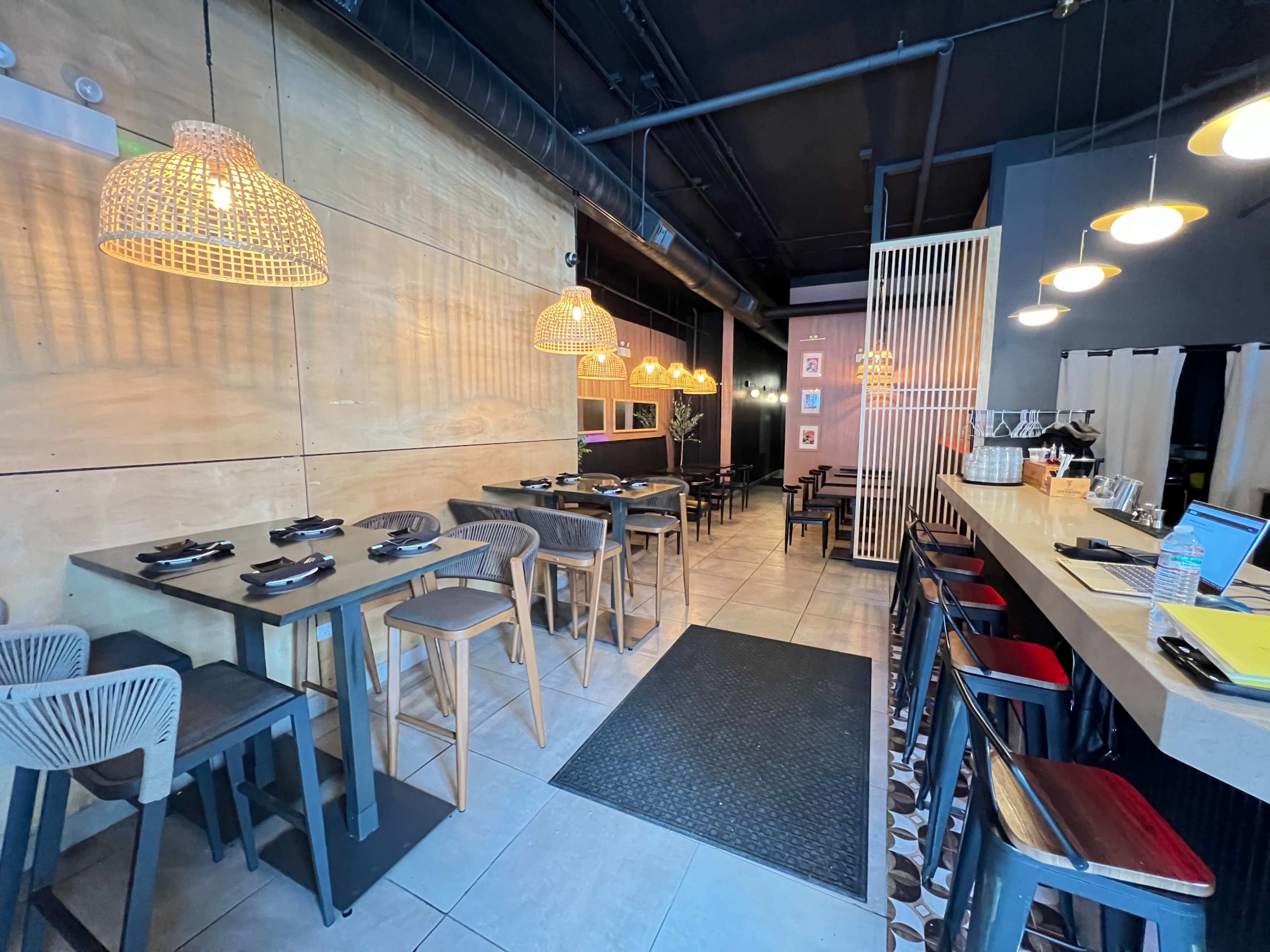 Trendy Bucktown restaurant space with full bar next to Western blueline Image in Logan Square, Chicago, IL