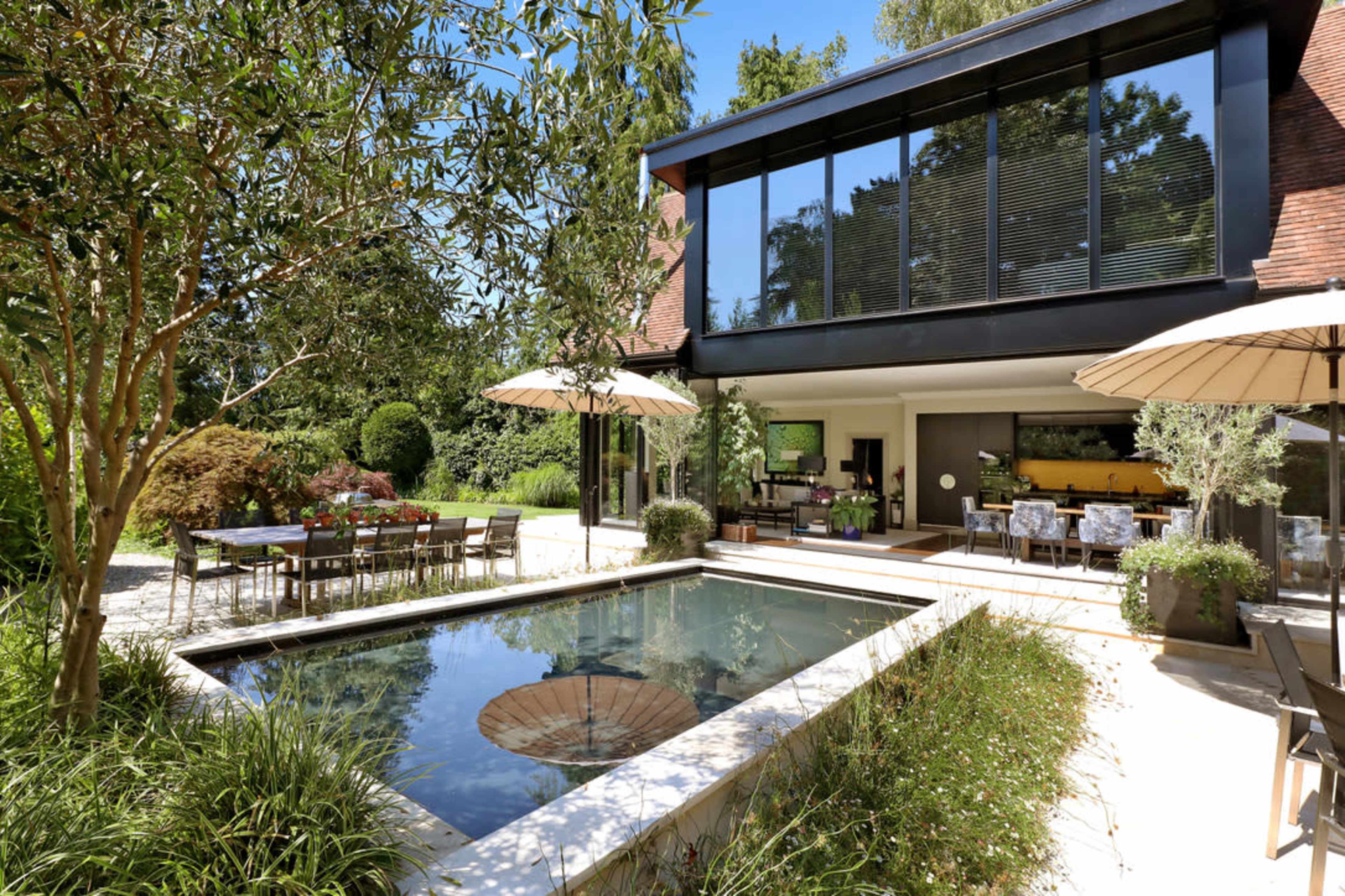 A luxury retreat centre on the River Thames close to Heathrow Airport with yoga studio Image in Wooburn, BOURNE END, ENG