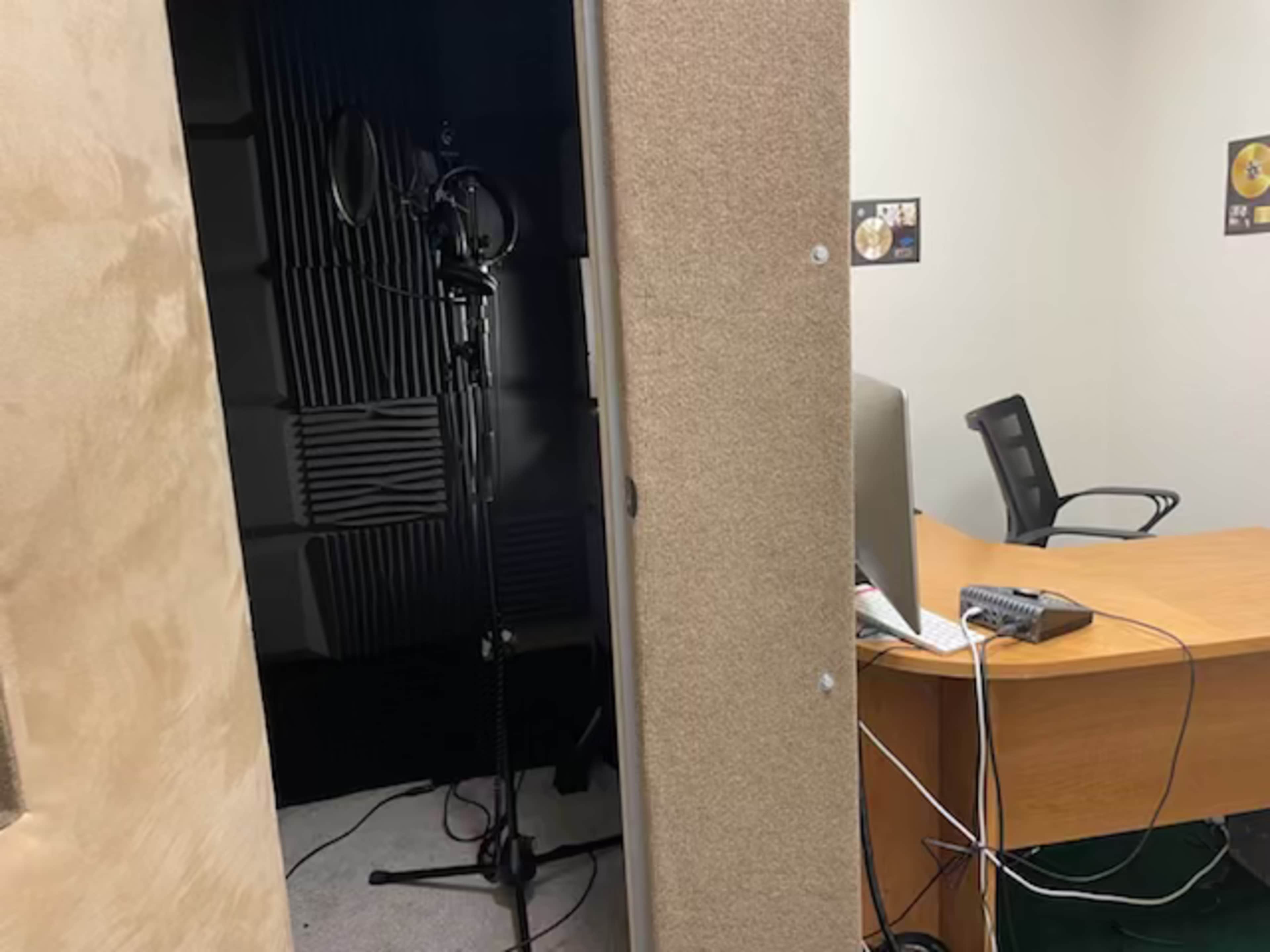 Cheerful Nob Hill rental work spaces /hour or /day with shared amenities Image in Highland Business, Albuquerque, NM