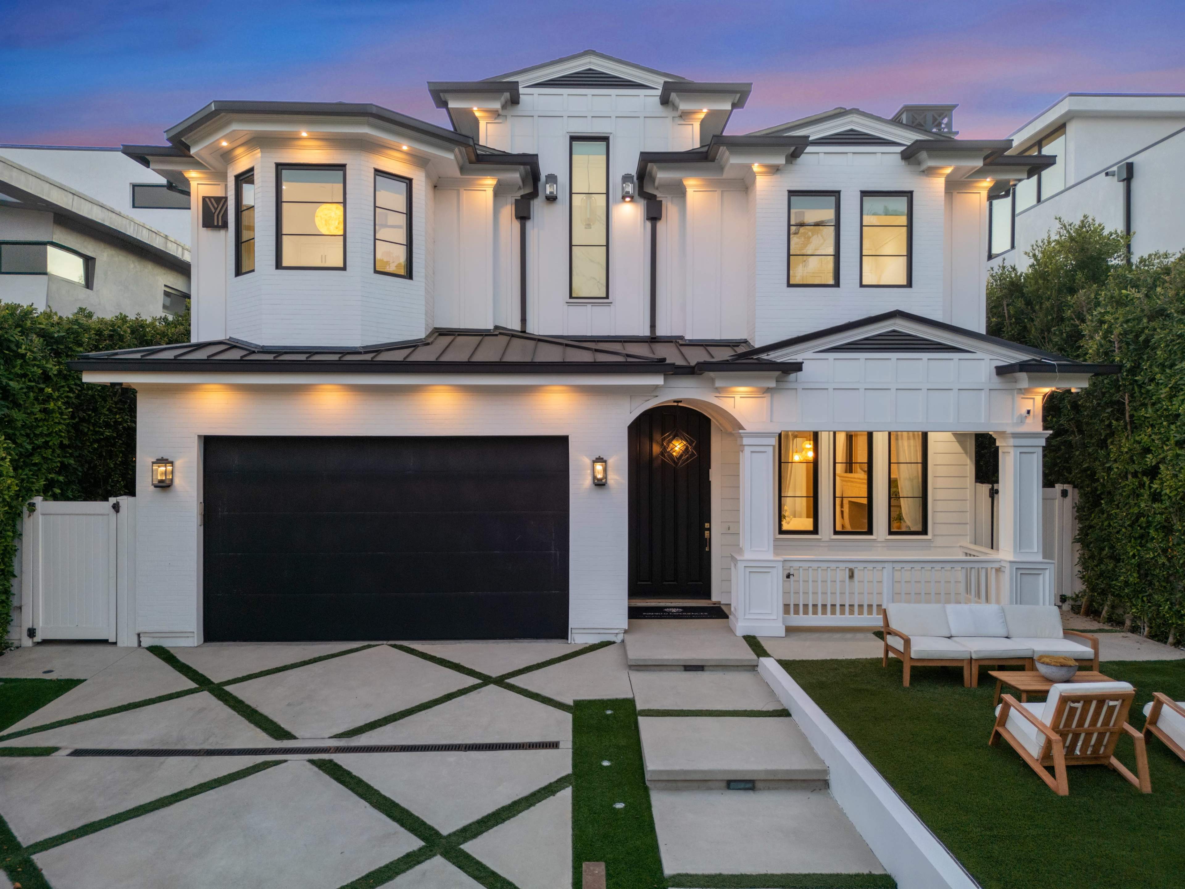 WHITE LUXE ESTATE WITH THEATER & STATEMENT STAIRCASE Image in Central LA, Los Angeles, CA
