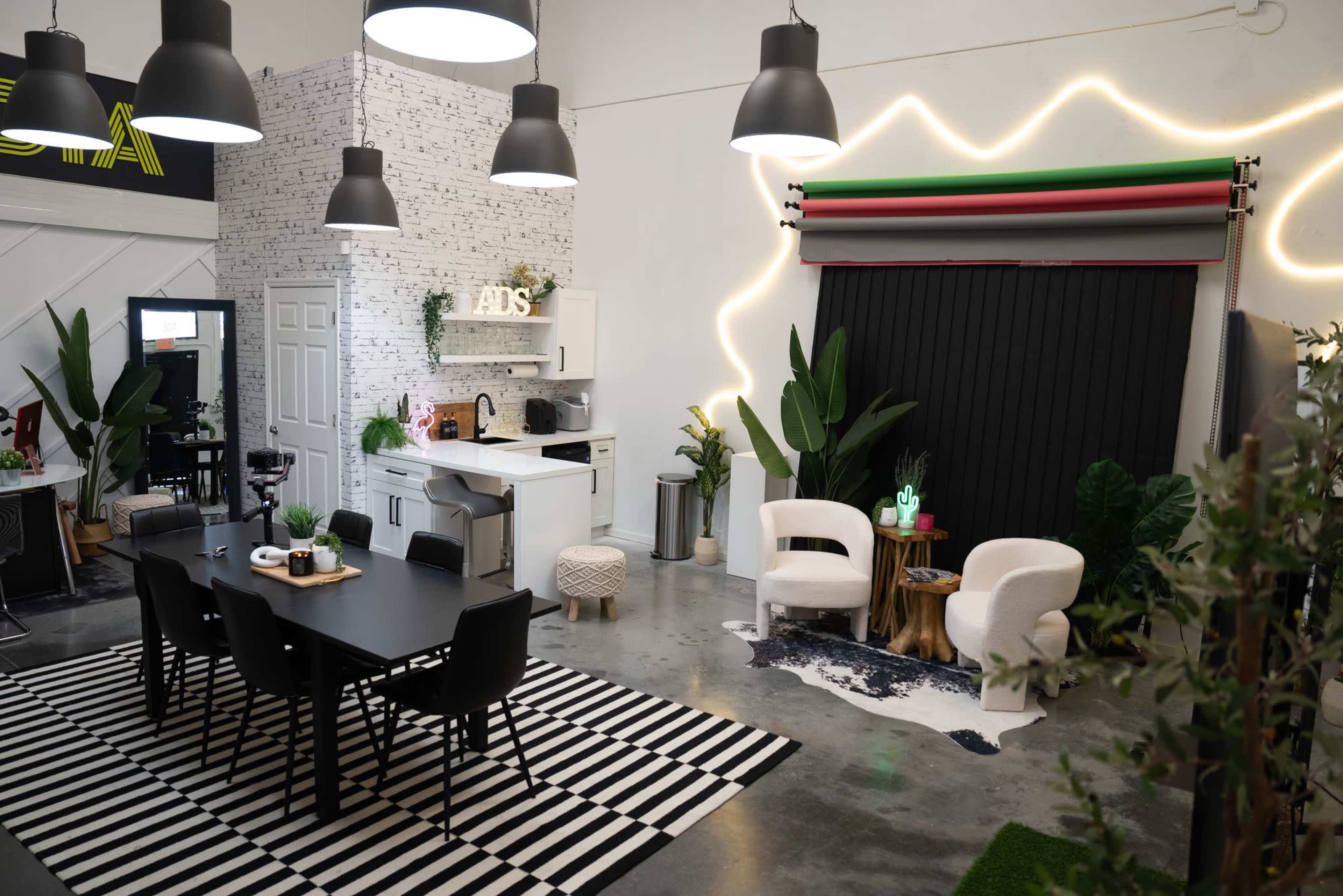 Modern Creative Studio w/ Cyclorama, Kitchen & Podcast Set Image in , orlando, FL