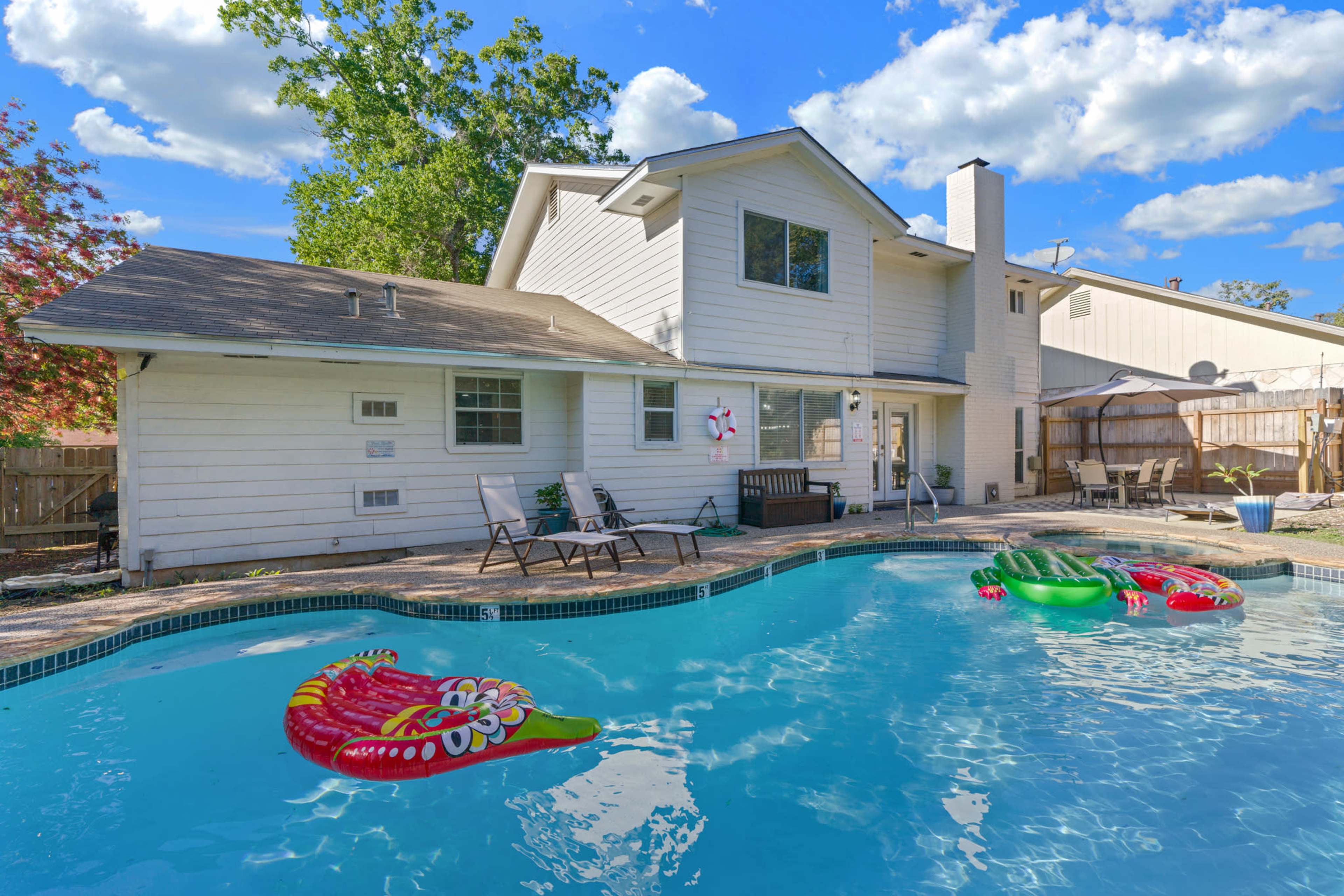 Peaceful San Antonio Spot with Hot Tub & Entertainment Garage Image in North Central Thousand Oaks, San Antonio, TX