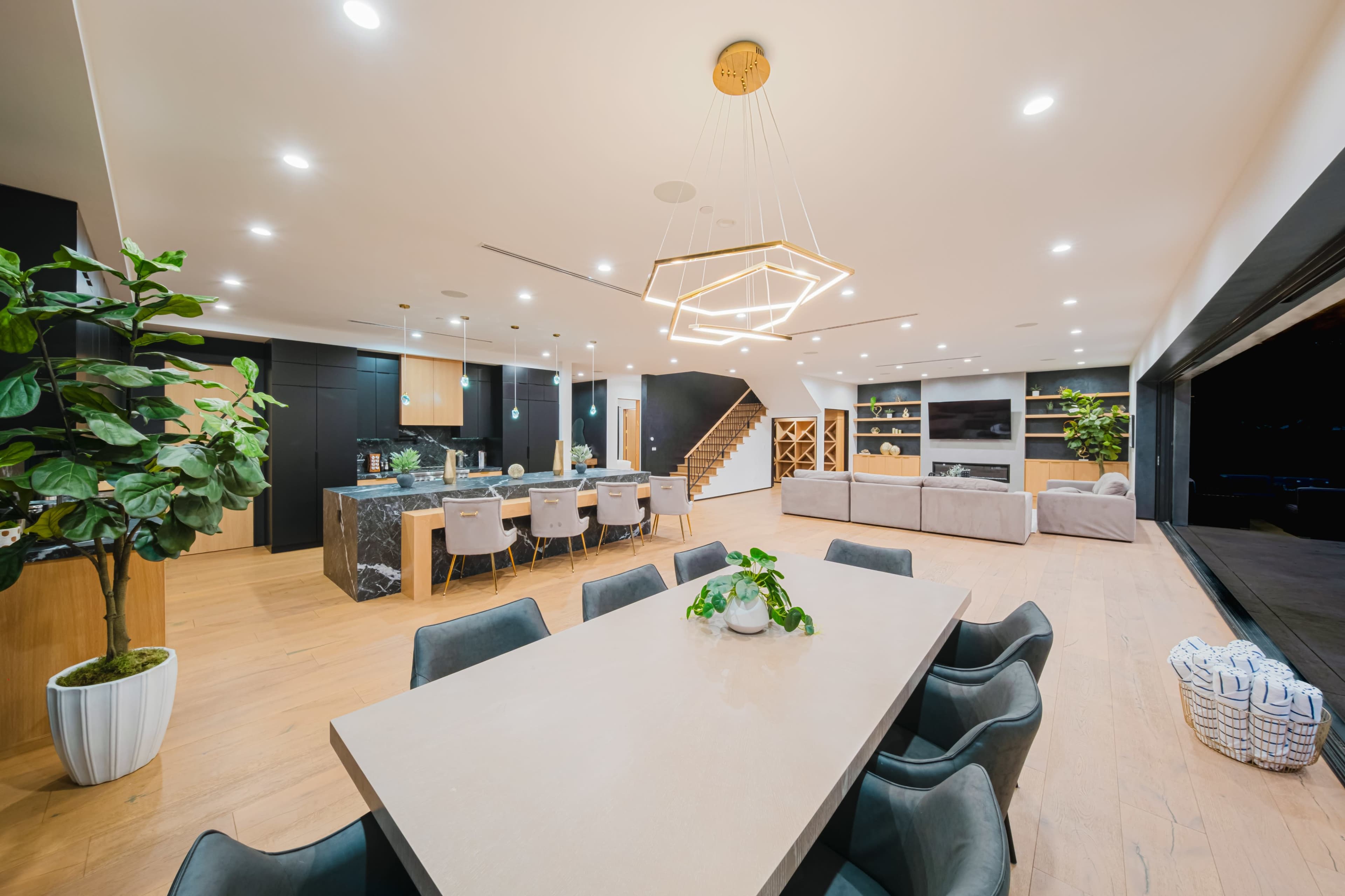 GLASS RUNWAY MODERN LA ESTATE Image in Sherman Oaks, Los Angeles, CA