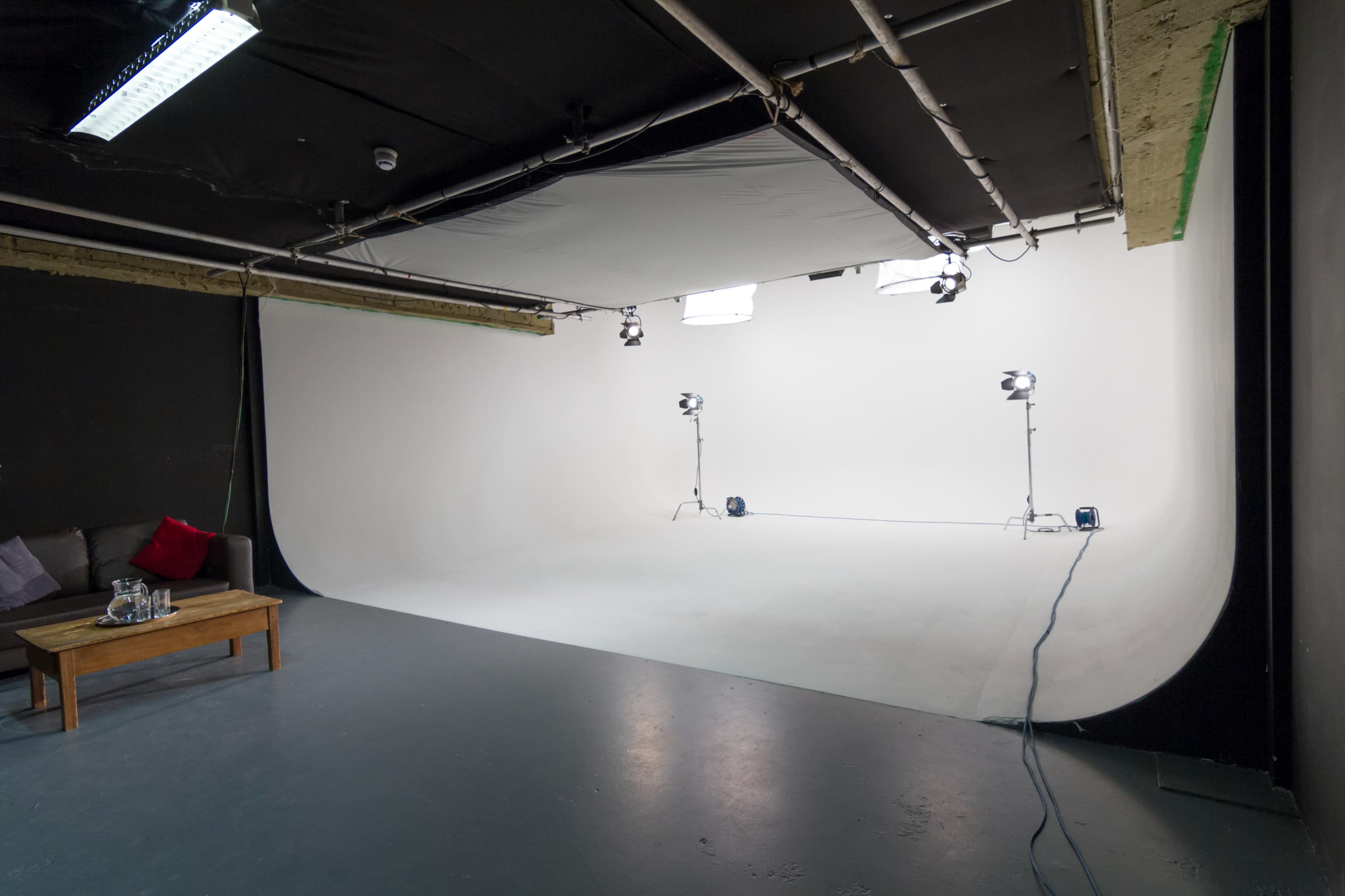 White Cove Photography / Filming Studio - Lighting included Image in Lambeth, London, ENG
