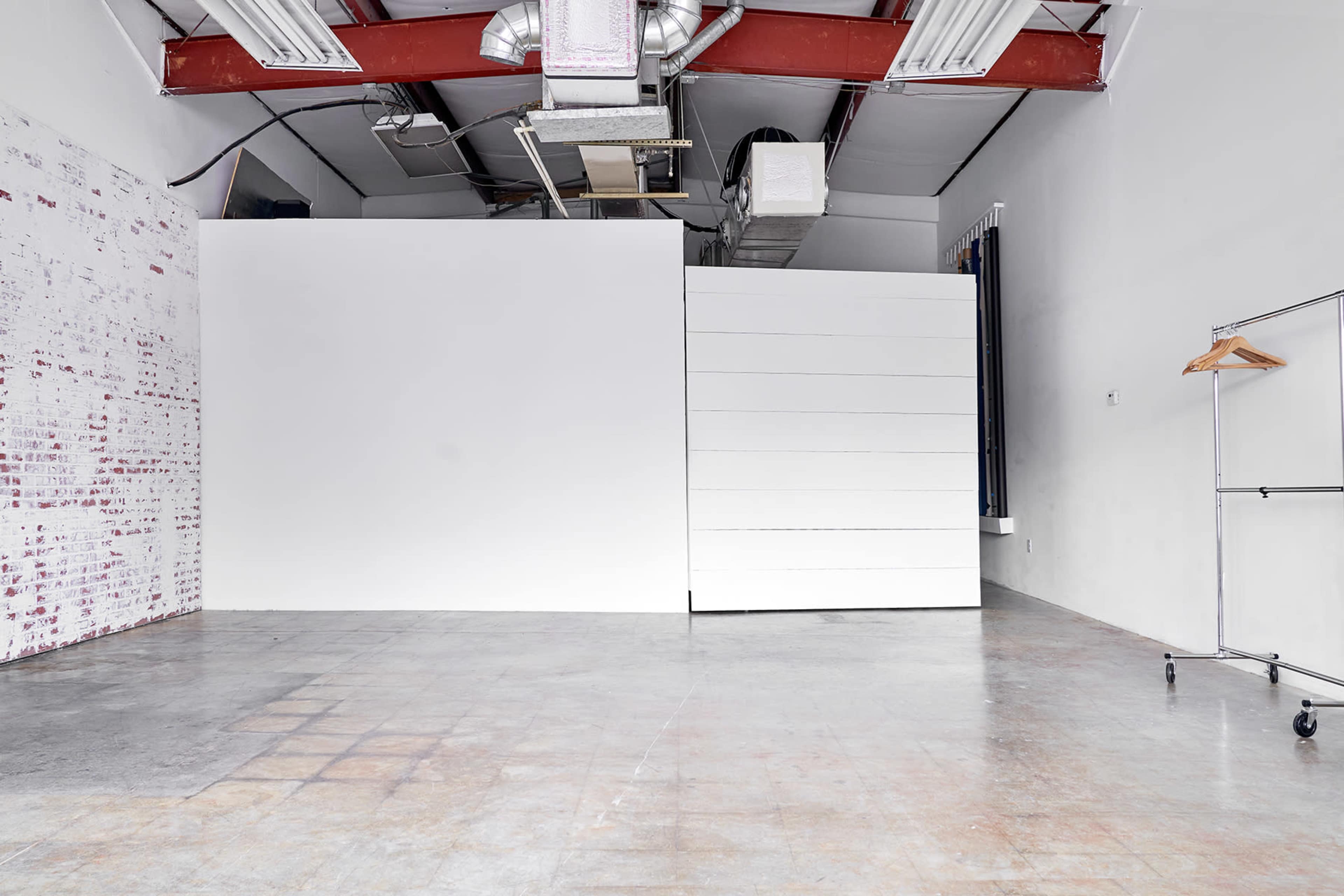 Photo studio with beautiful natural light and visible free parking Image in Tyrone, Tyrone, GA