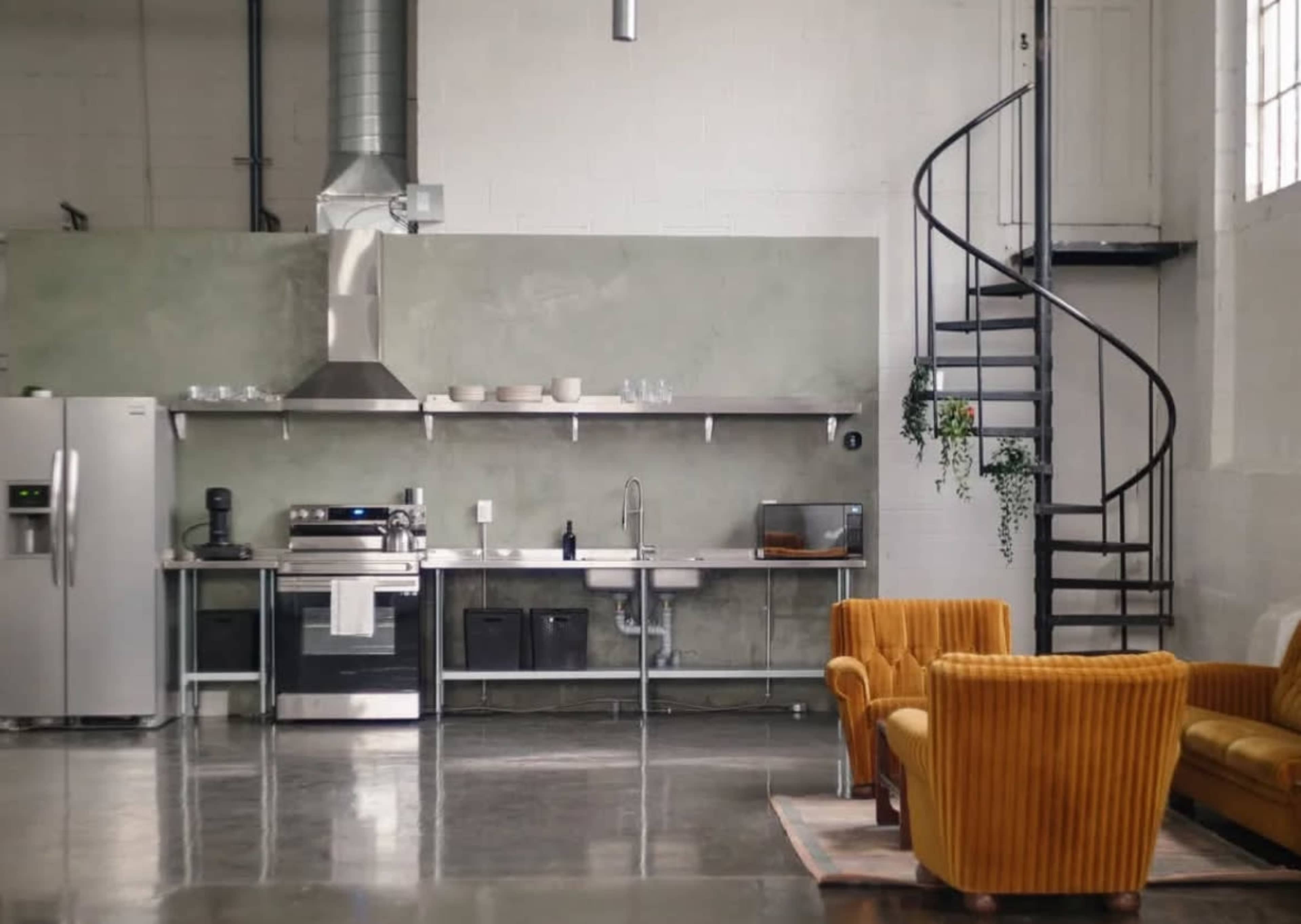 Hamilton Production Space with 3,800 sq ft Studio & 800 sq ft Backstage Image in Industrial Sector D, HAMILTON, ON