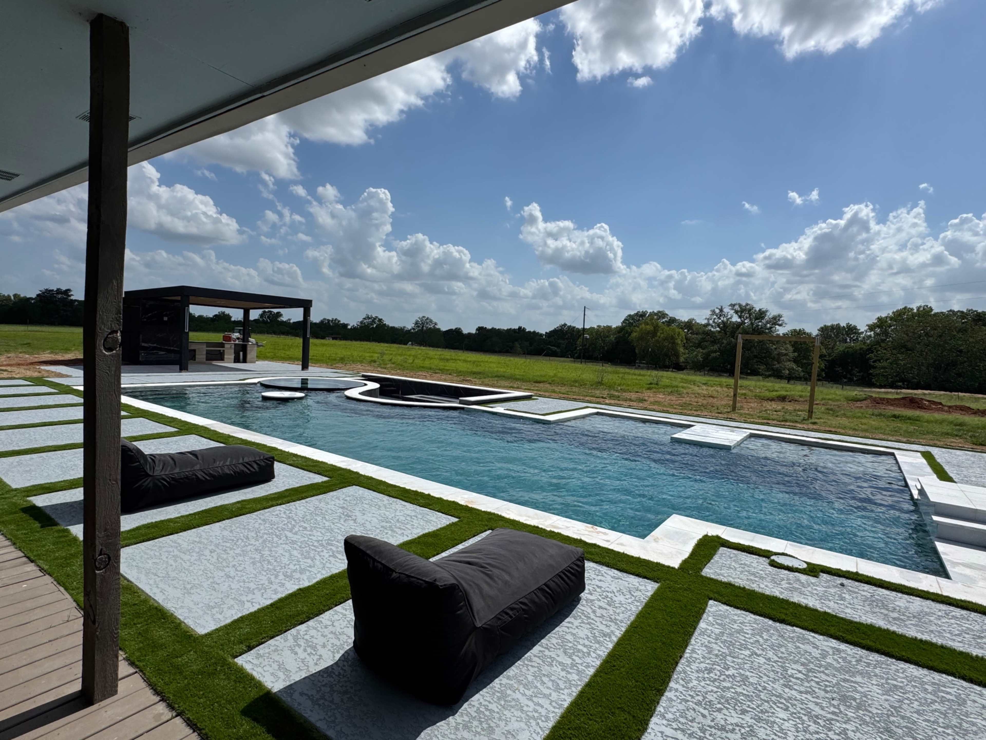 Luxury resort style pool, 100 acres. Outdoor Kitchen and restroom Image in , smithville, TX