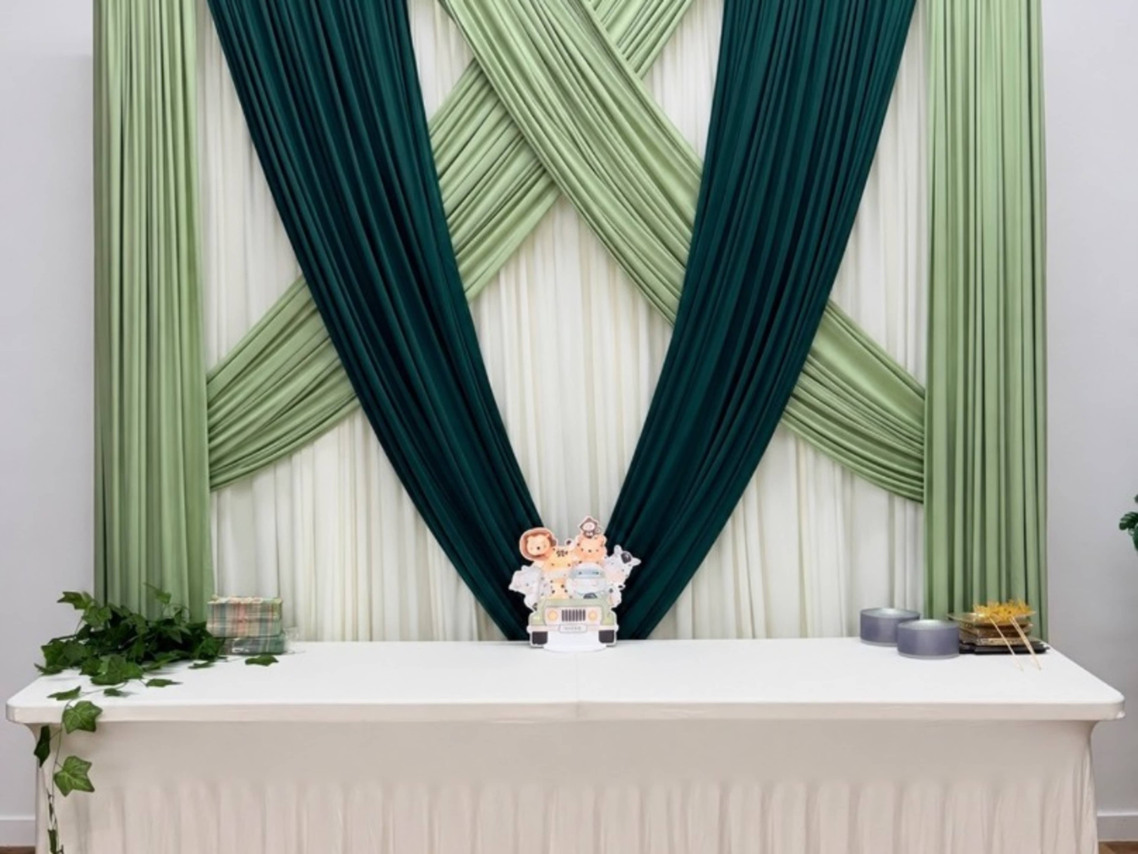 Desert Table (6’) + Backdrop (up to 3 colors)