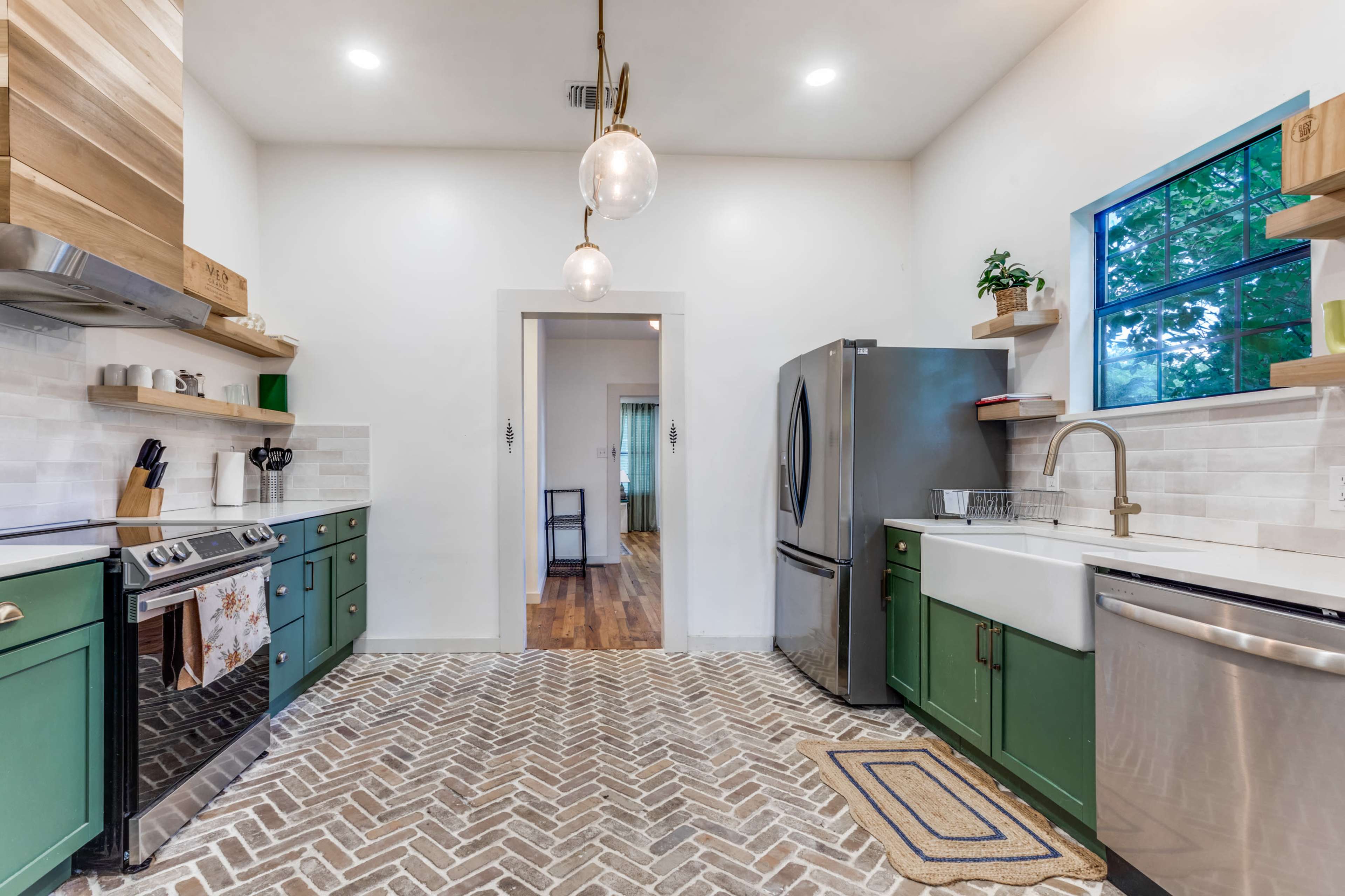 Modern Content & Event House with Tall Ceilings + Natural Light Image in Government Hill, San Antonio, TX