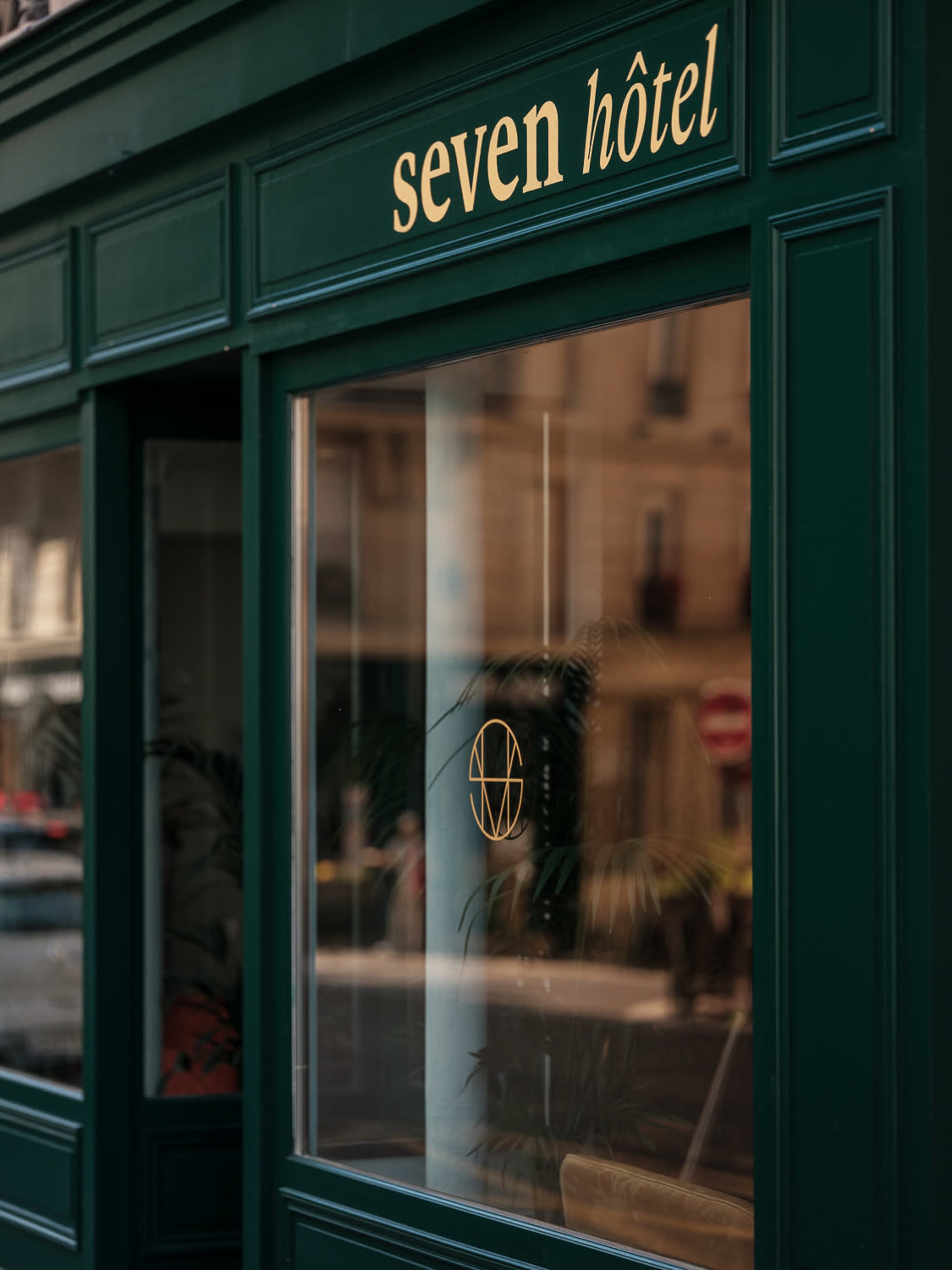Table d'hôtes baignée de lumière Image in Val-de-Grâce, Paris, 