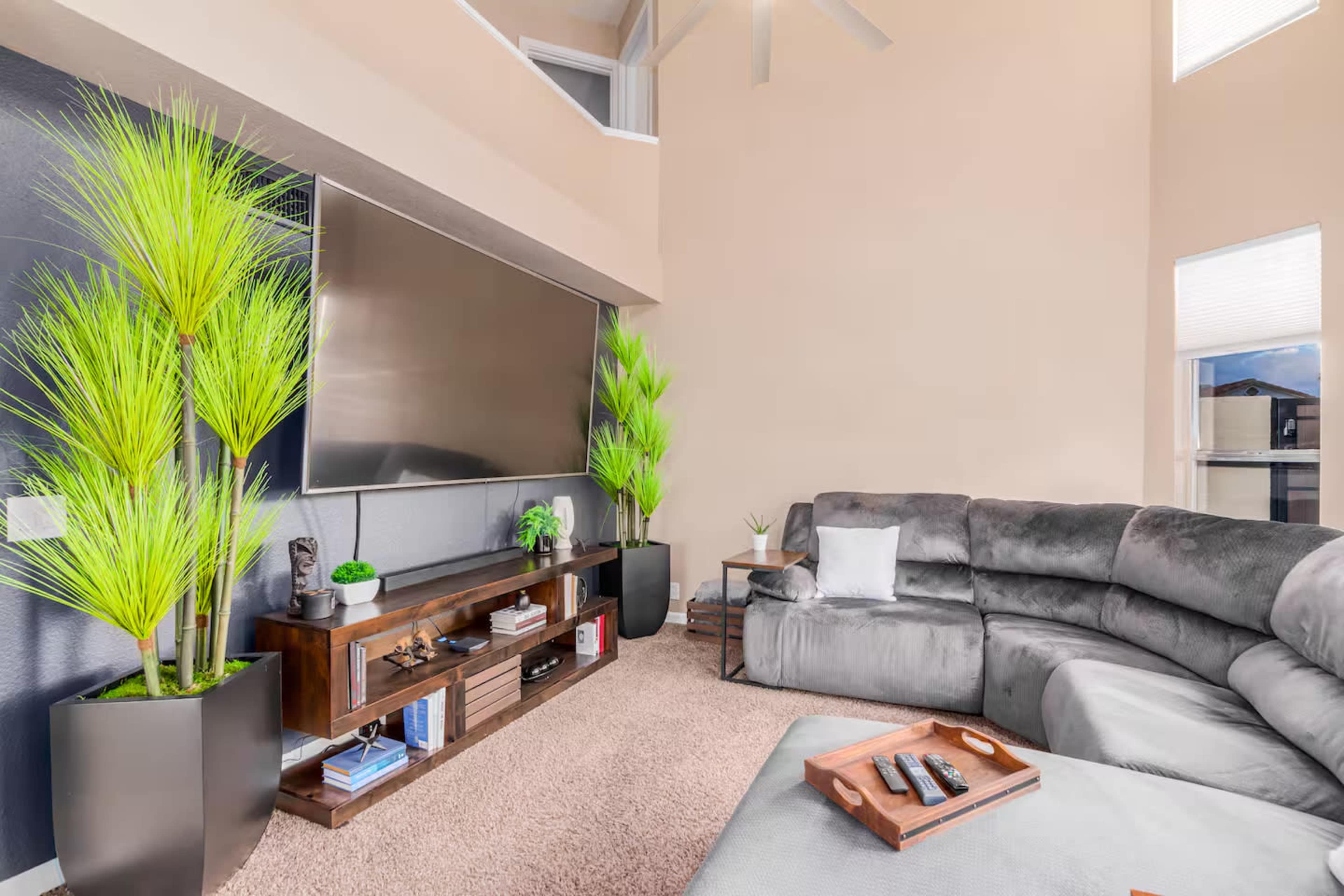 Phoenix Oasis in the Cove with Modern Interiors & Stylish Backyard Image in Paradise Valley Village, Phoenix, AZ