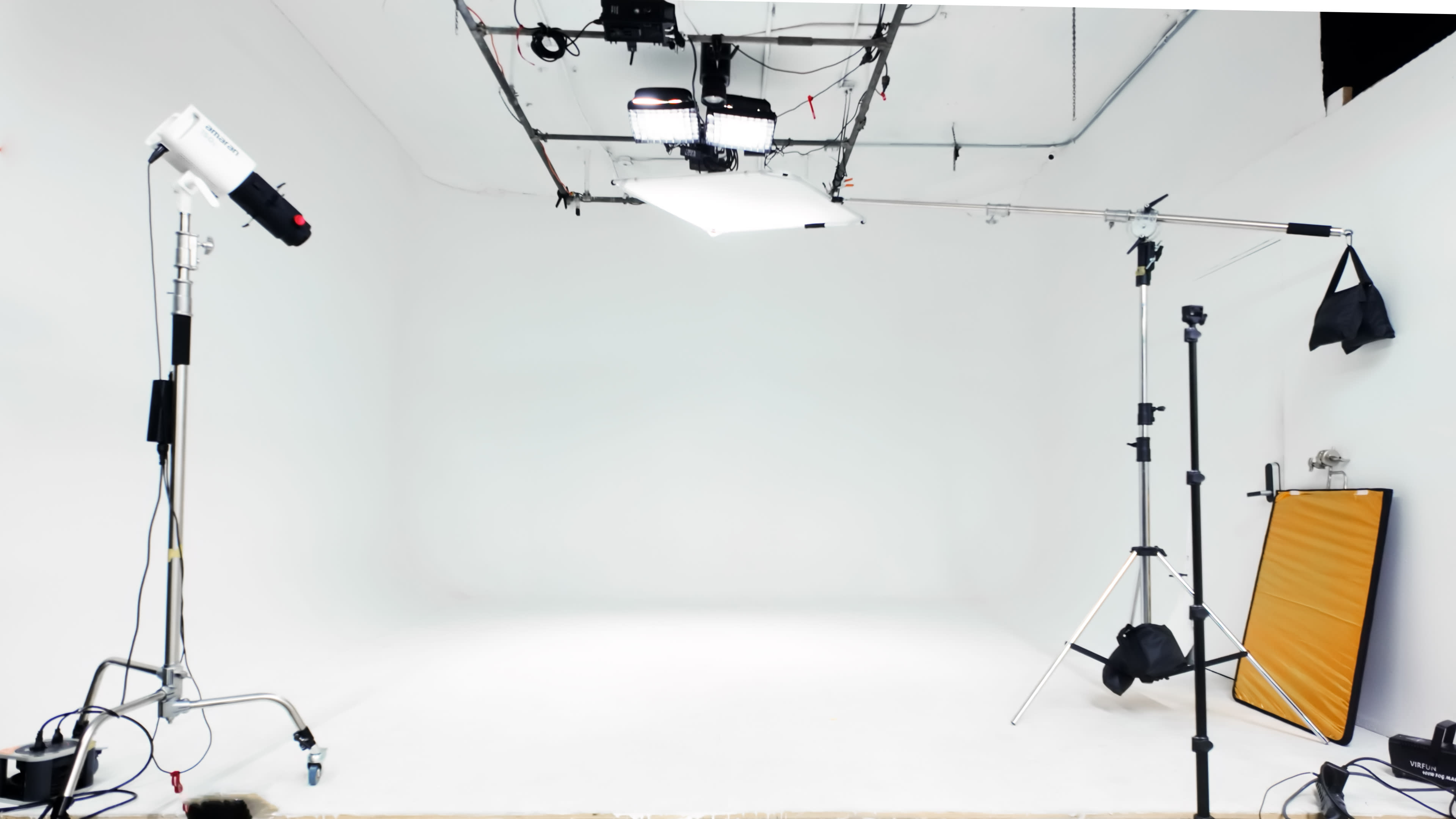 Photo studio with white cyc + backdrops + lighting equipment Image in Central LA, los angeles, CA
