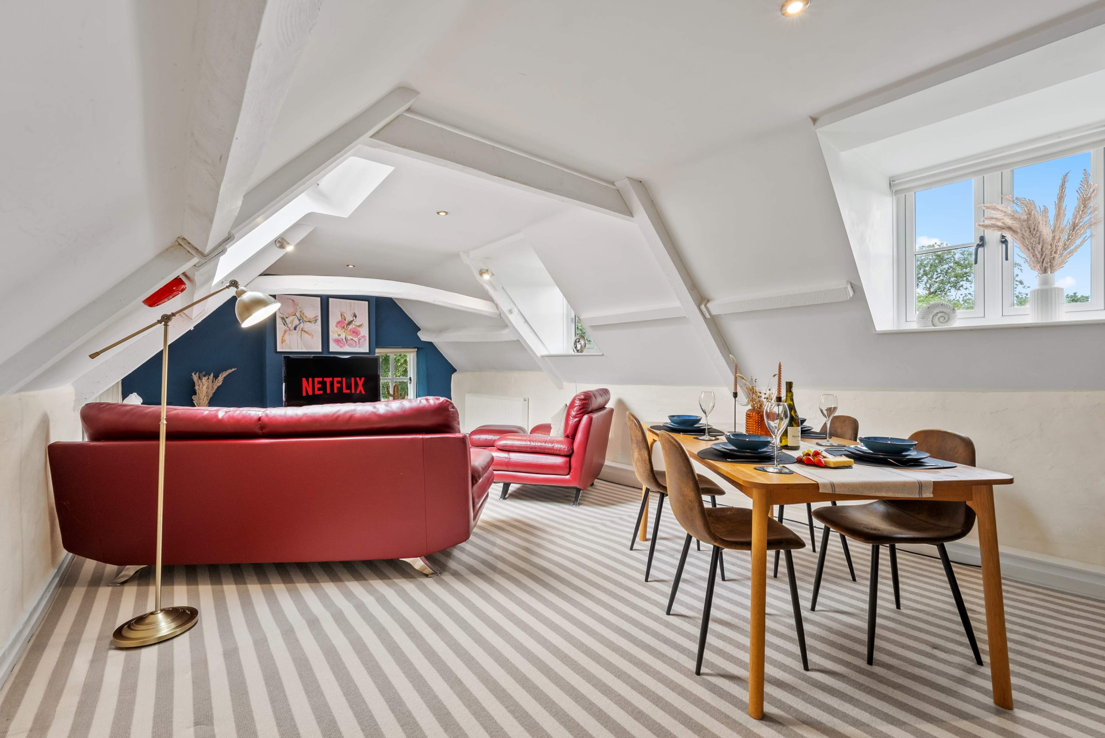 2-BR Cosy & Beautiful Loft in Cotswold w/ Parking - Norcote Loft Image in Lower Norcote, Cirencester, ENG