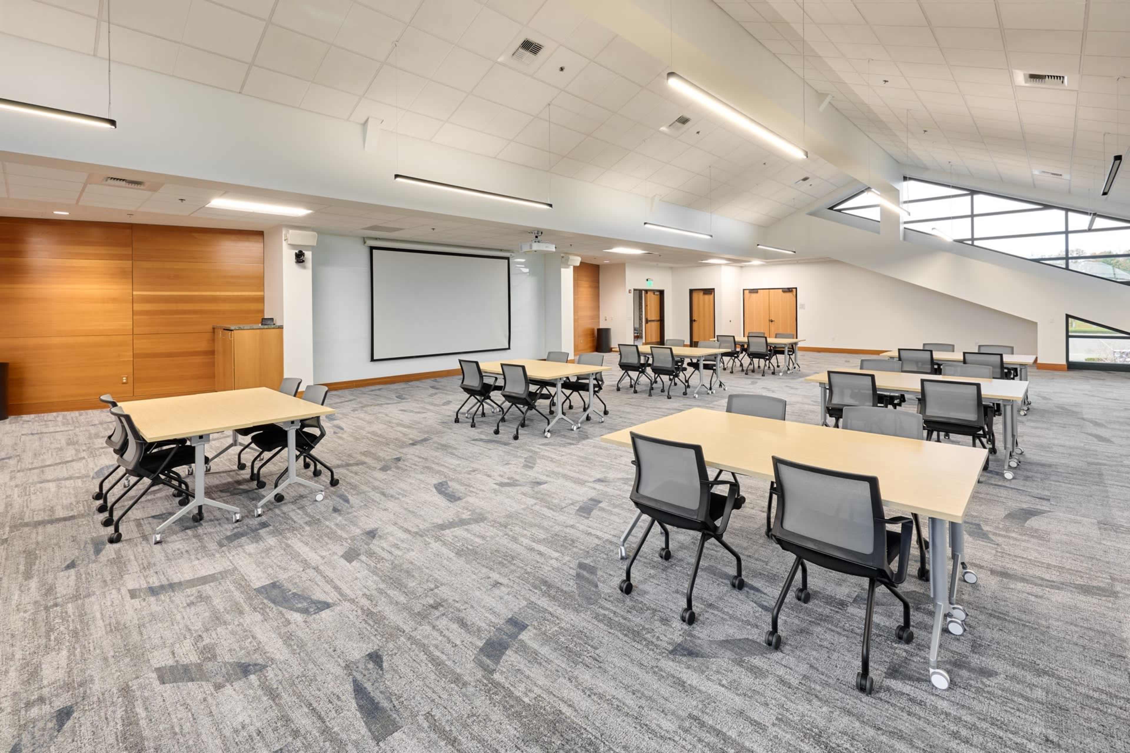 Versatile Mid-Size Meeting Room in Oregon Wine Country Image in McMinnville, McMinnville, OR