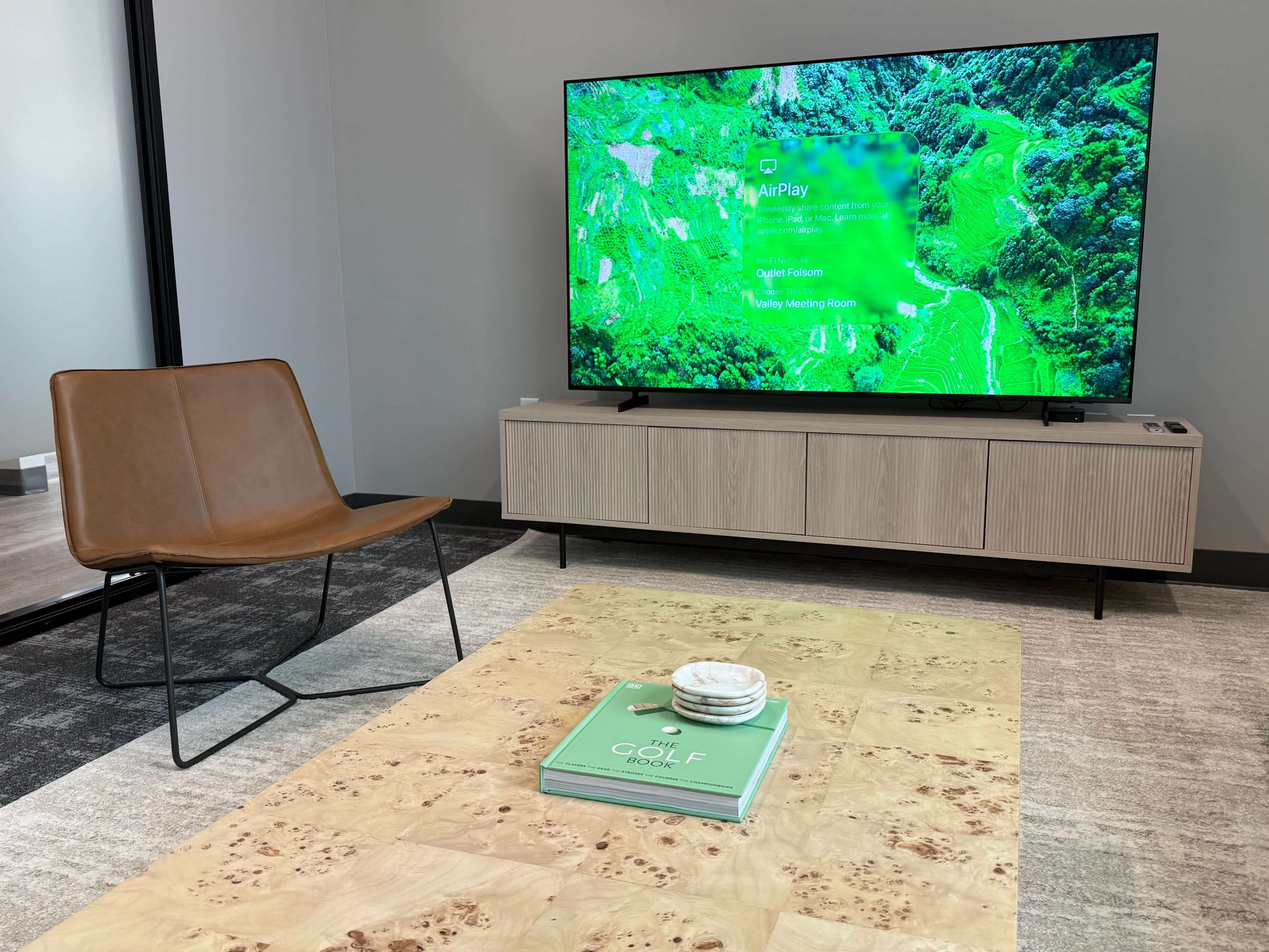 Private Lounge Meeting Room for Teams & Offsites Image in Folsom, Folsom, CA