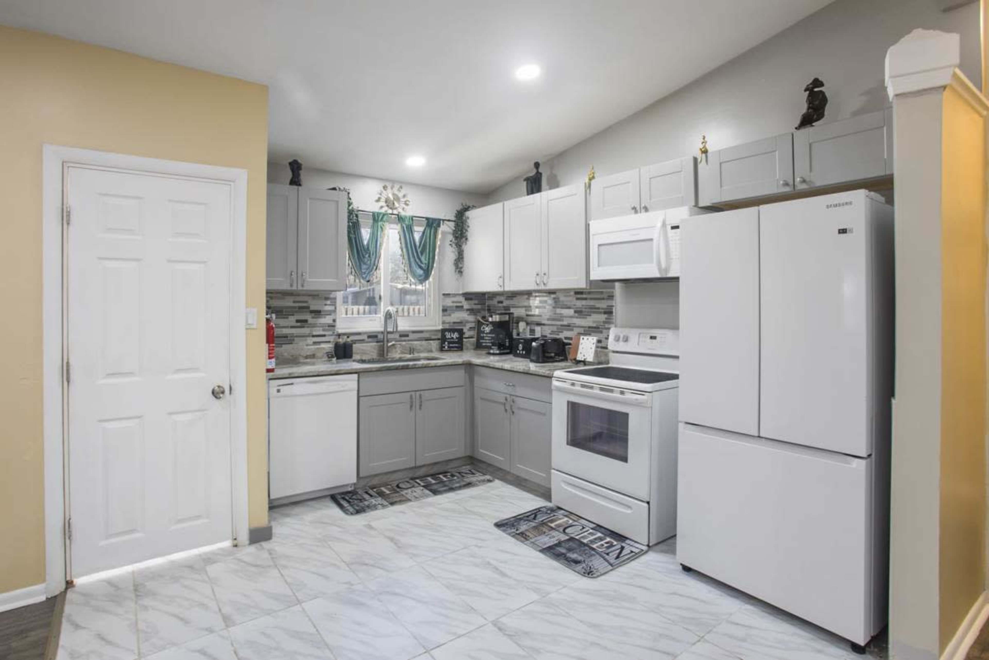 Dynamixx Getaway 4 beds, 2 bath, Hot Tub w/Adult Play Area Image in Oak Park, Oak Park, MI